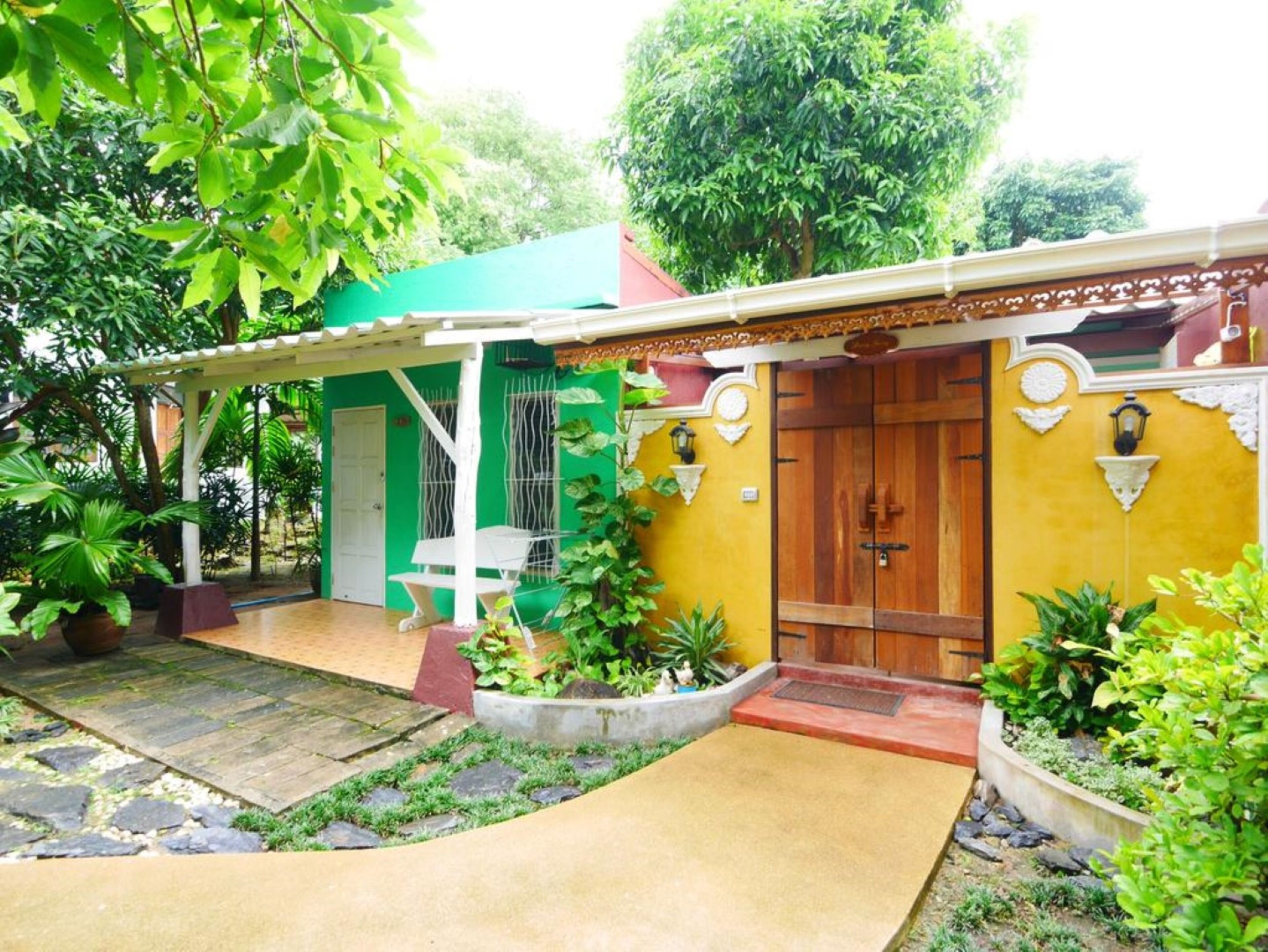 Forest Bungalows and Mama's Restaurant