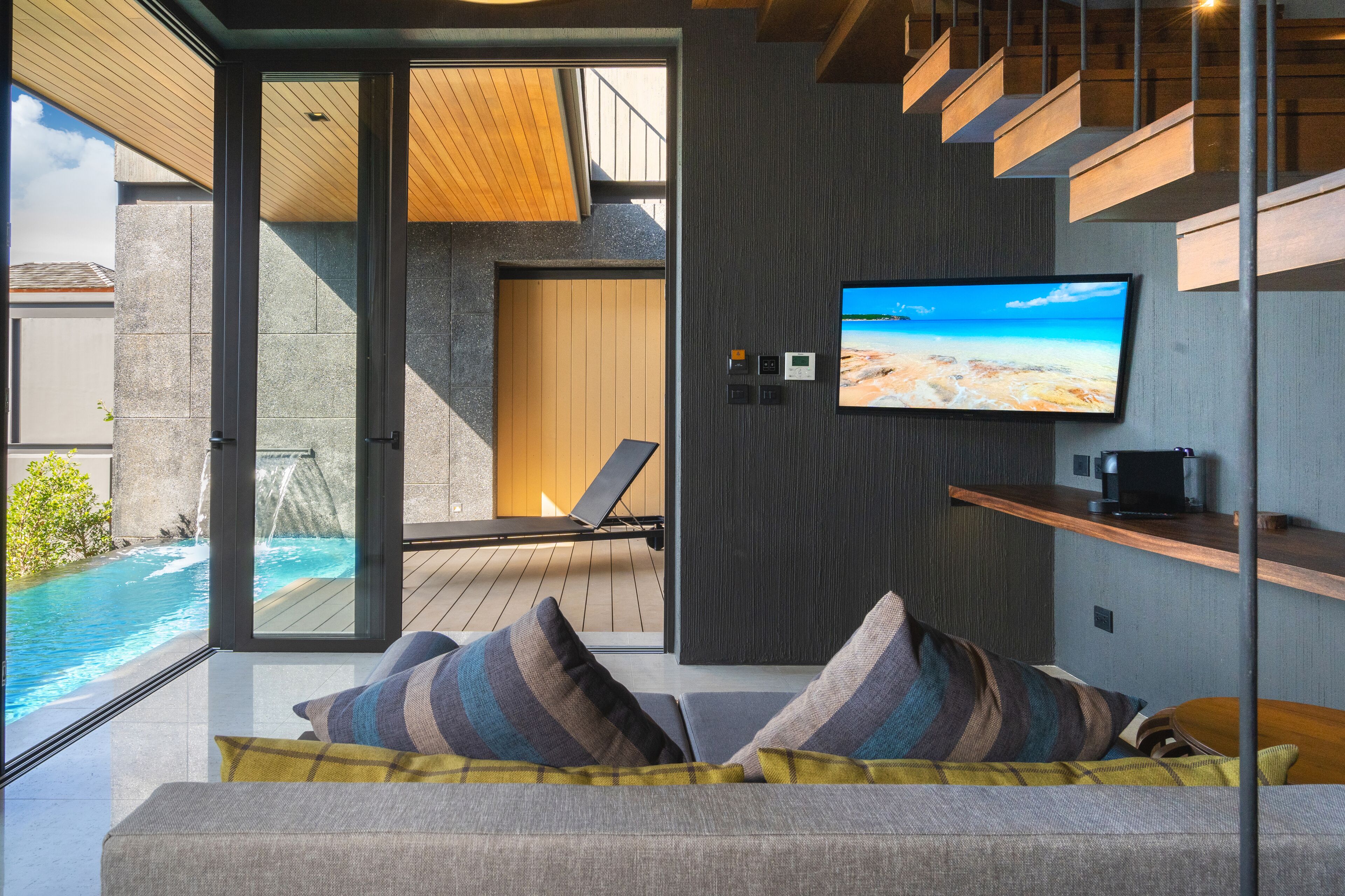 Akra Collection Layan