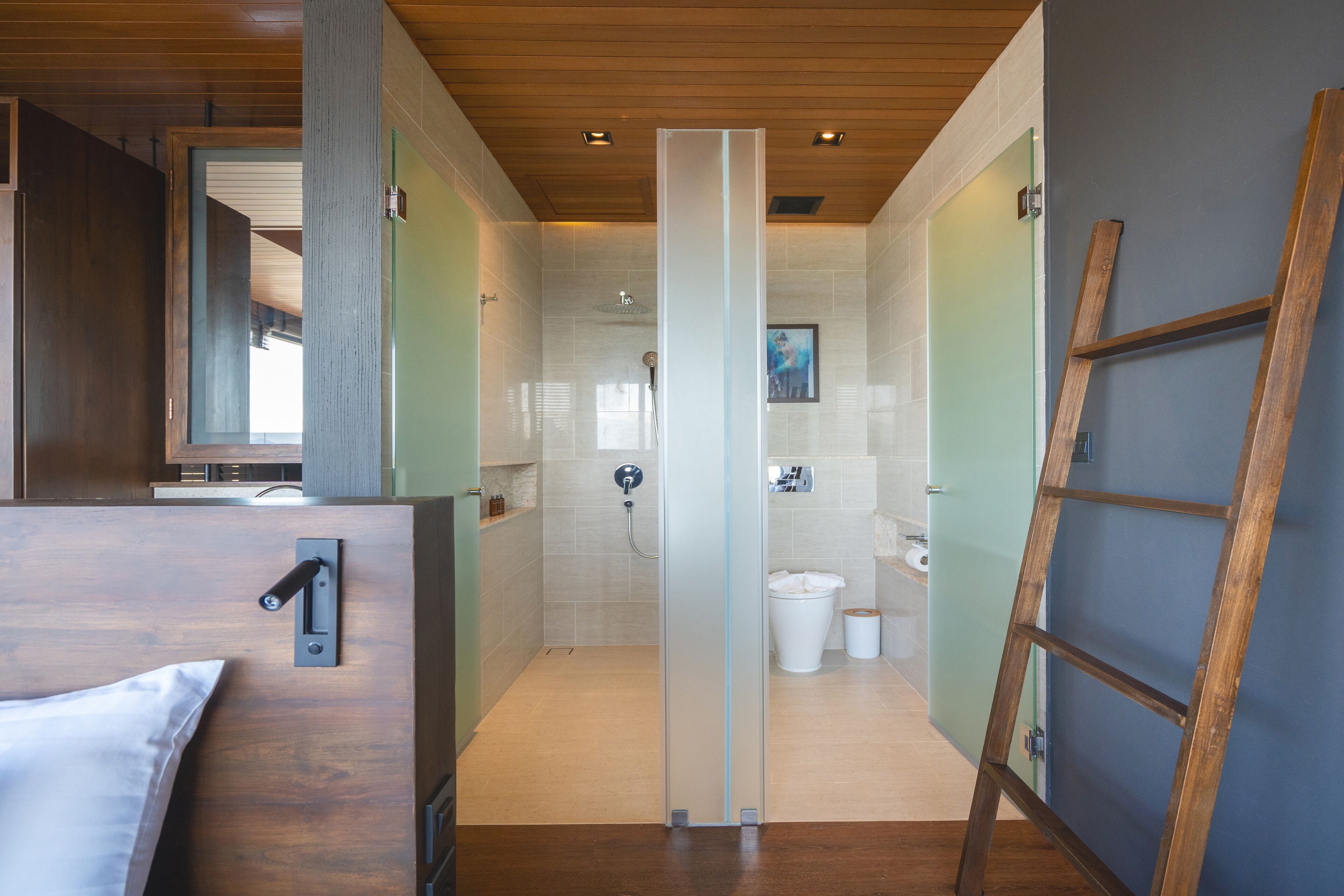 Akra Collection Layan