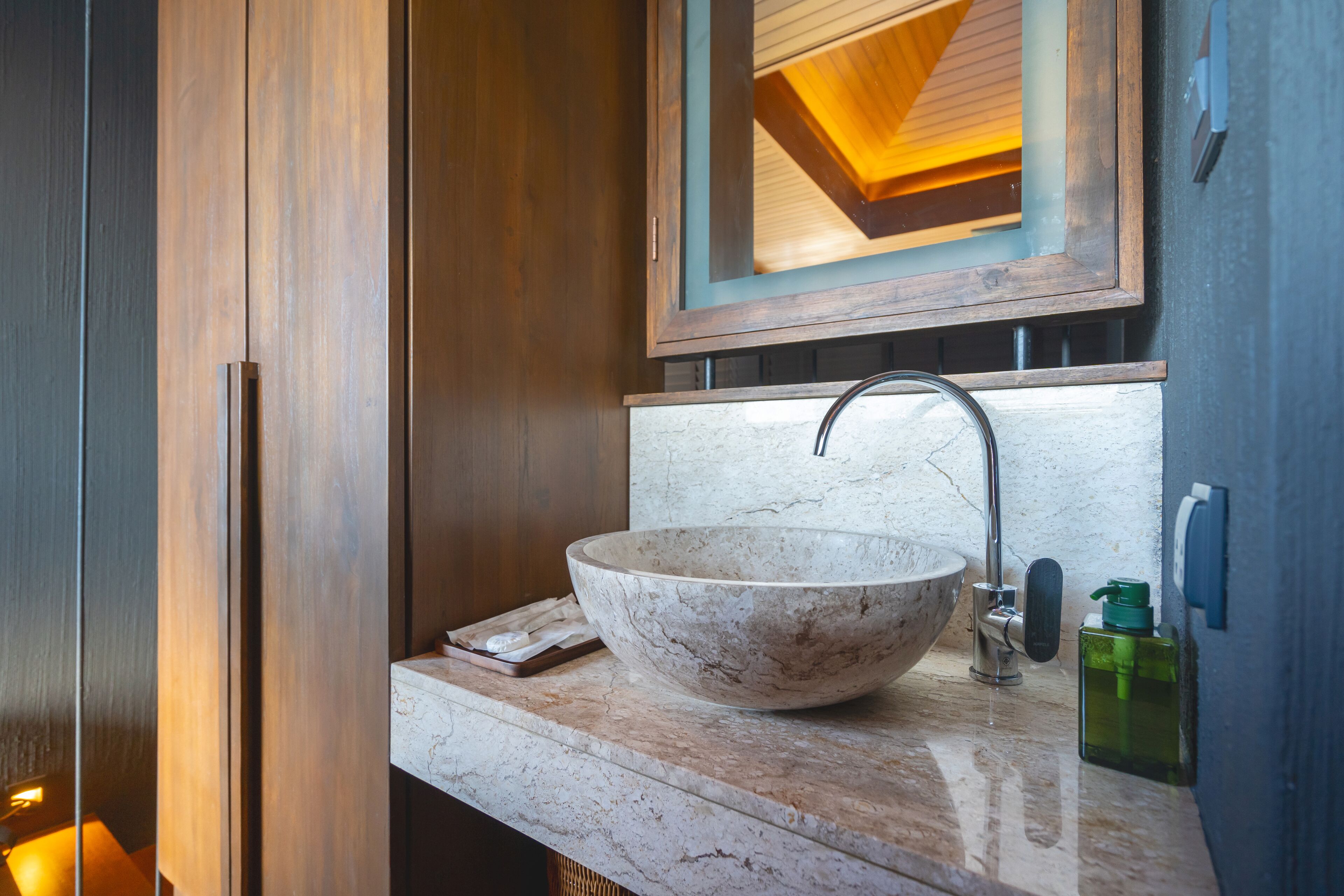 Akra Collection Layan