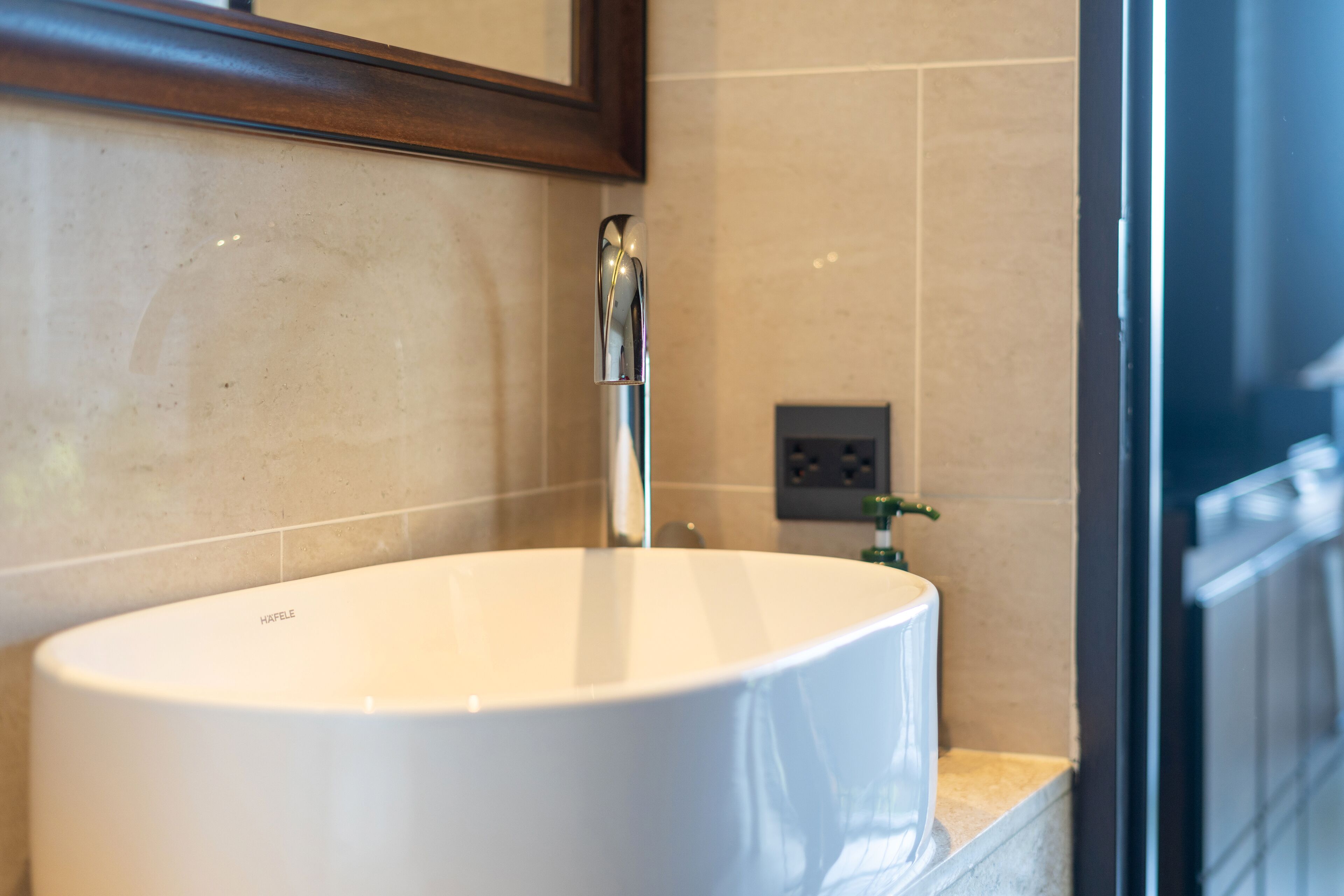 Akra Collection Layan