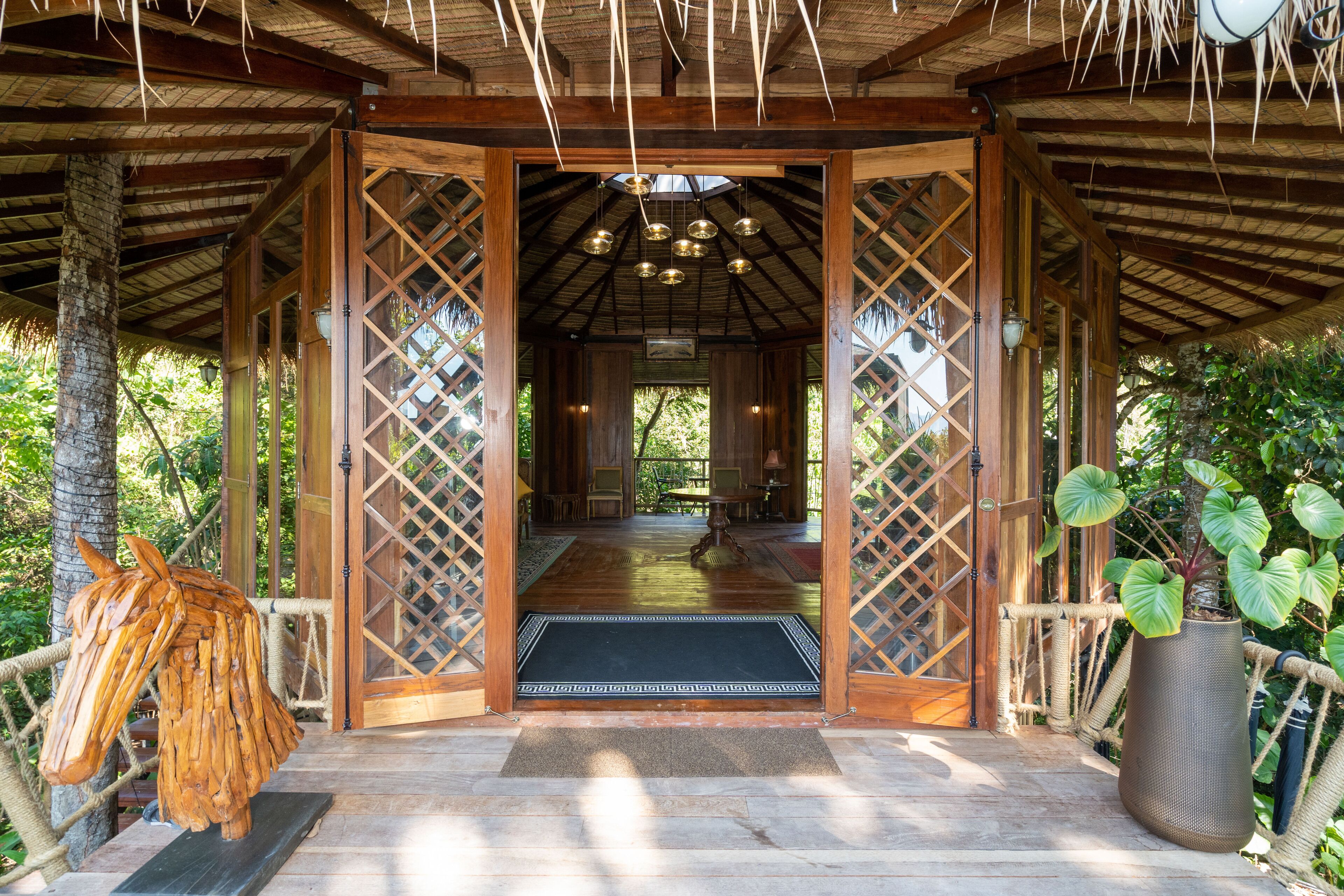 Akra Collection Layan