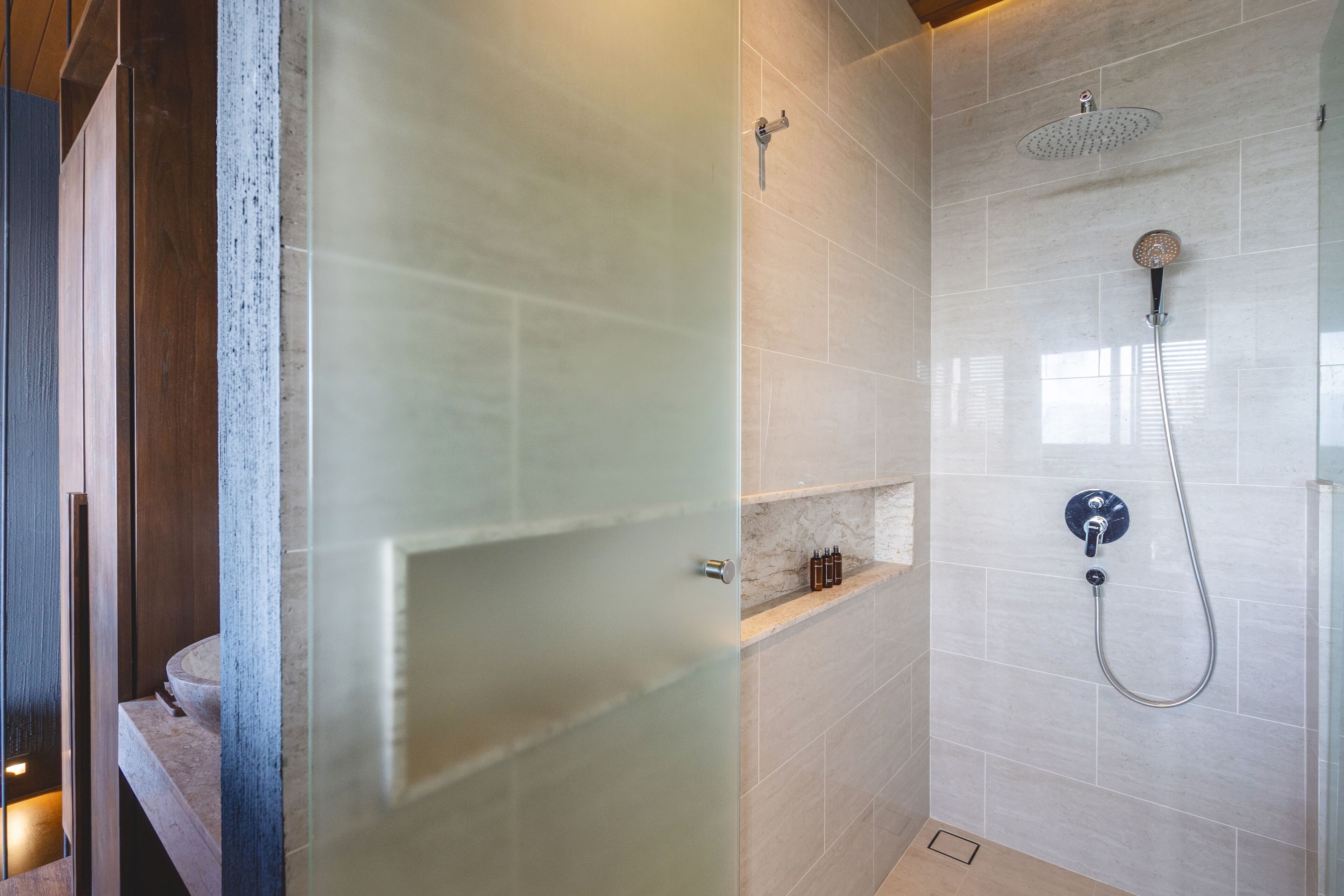 Akra Collection Layan