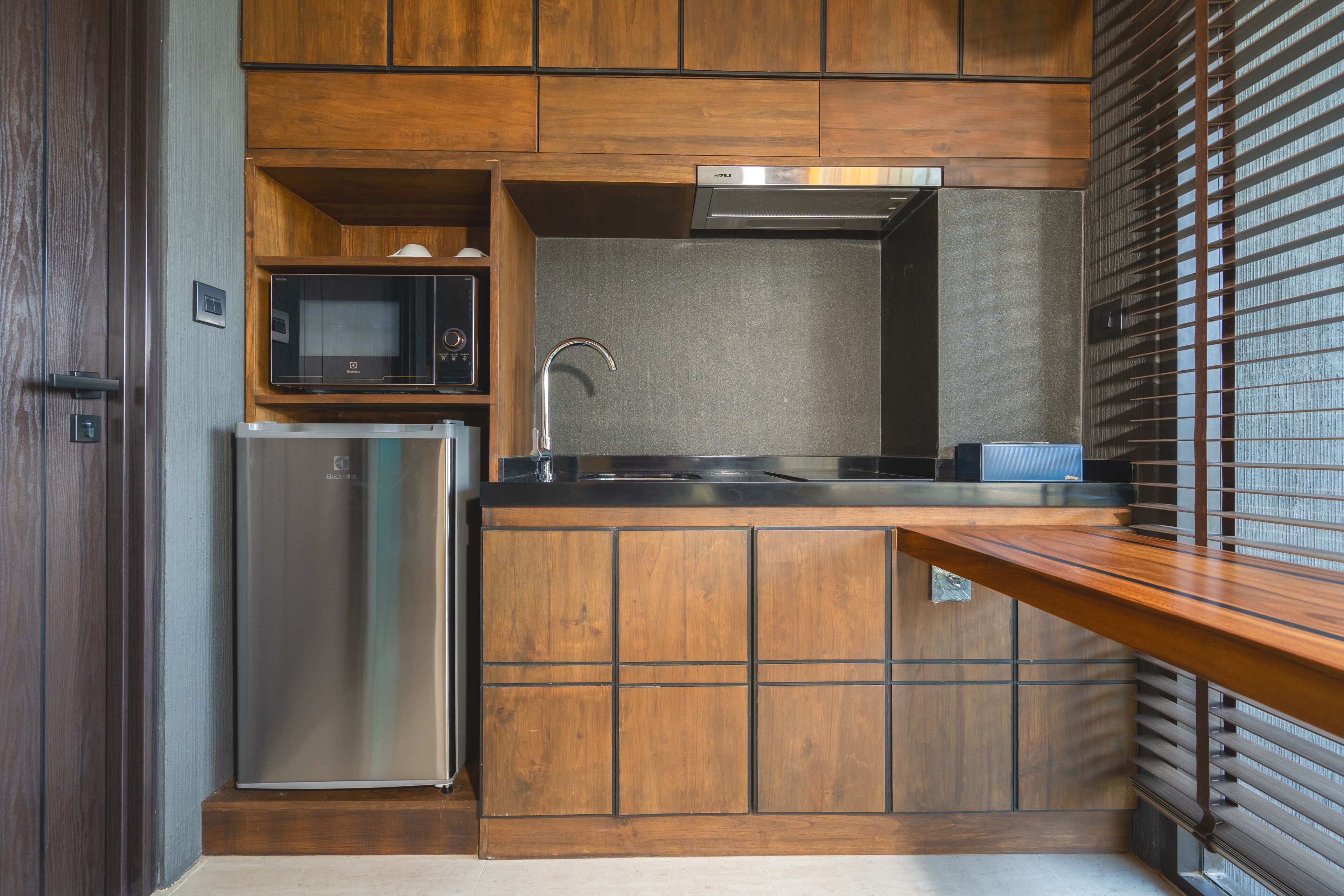 Akra Collection Layan