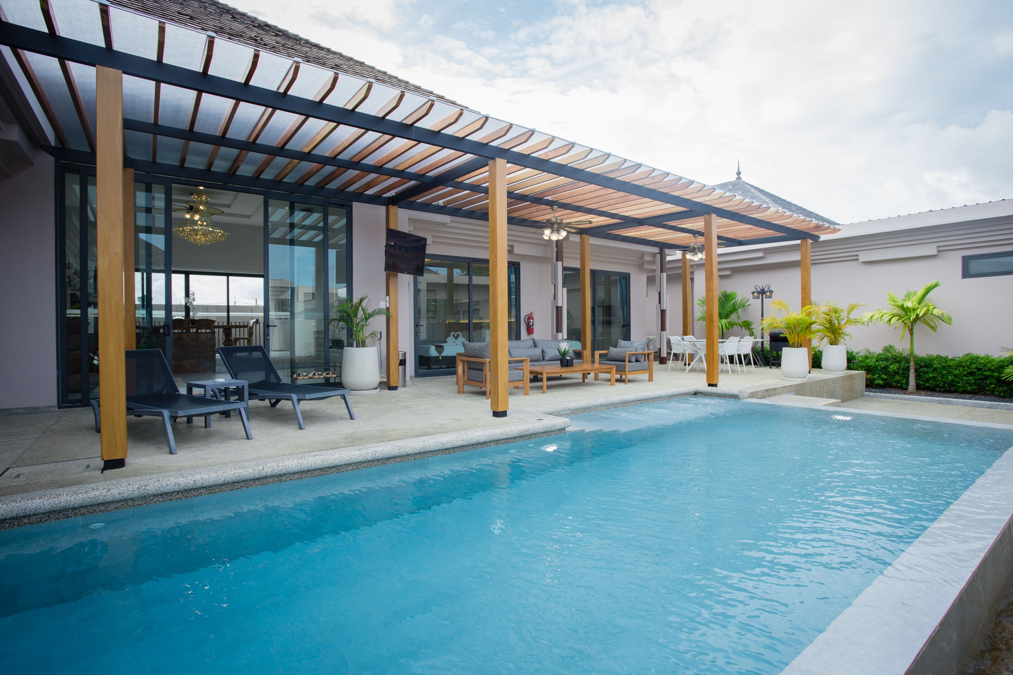 Gold Chariot Pool Villa