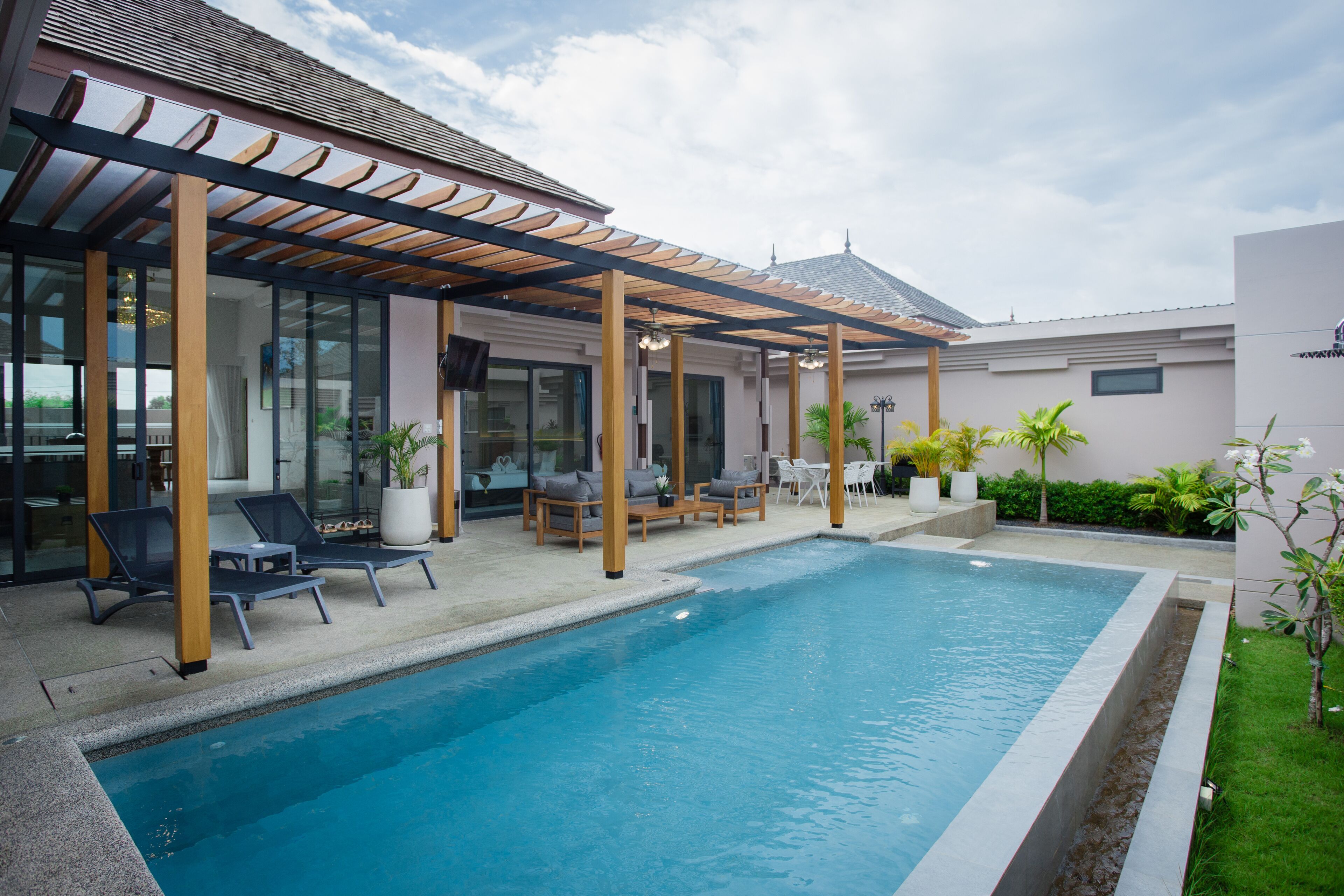 Gold Chariot Pool Villa