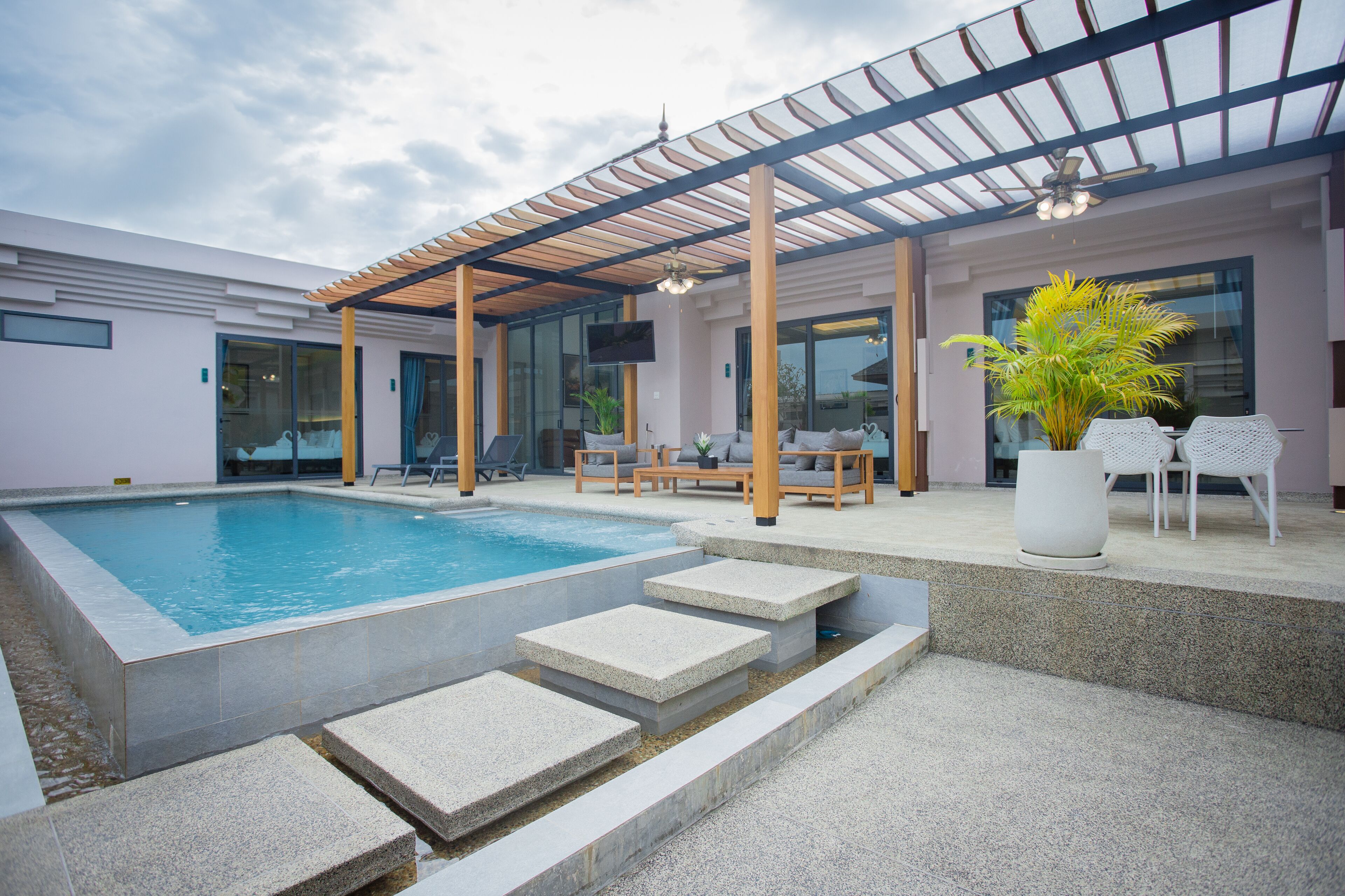 Gold Chariot Pool Villa