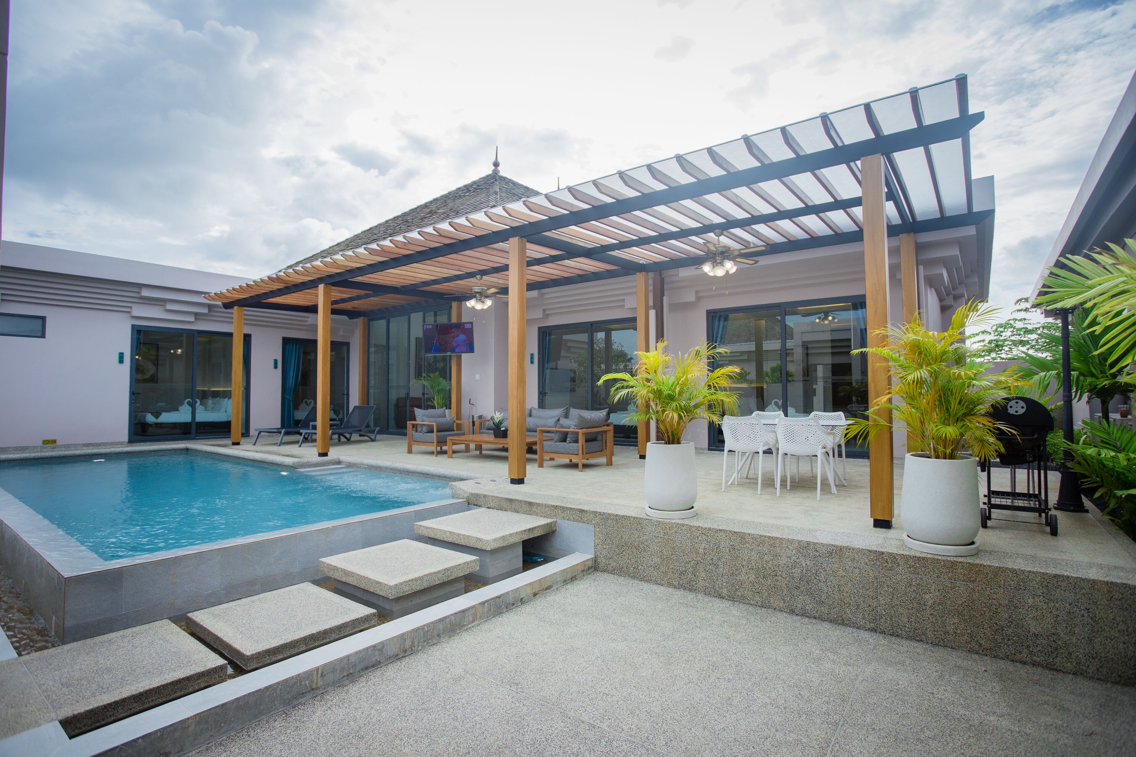 Gold Chariot Pool Villa