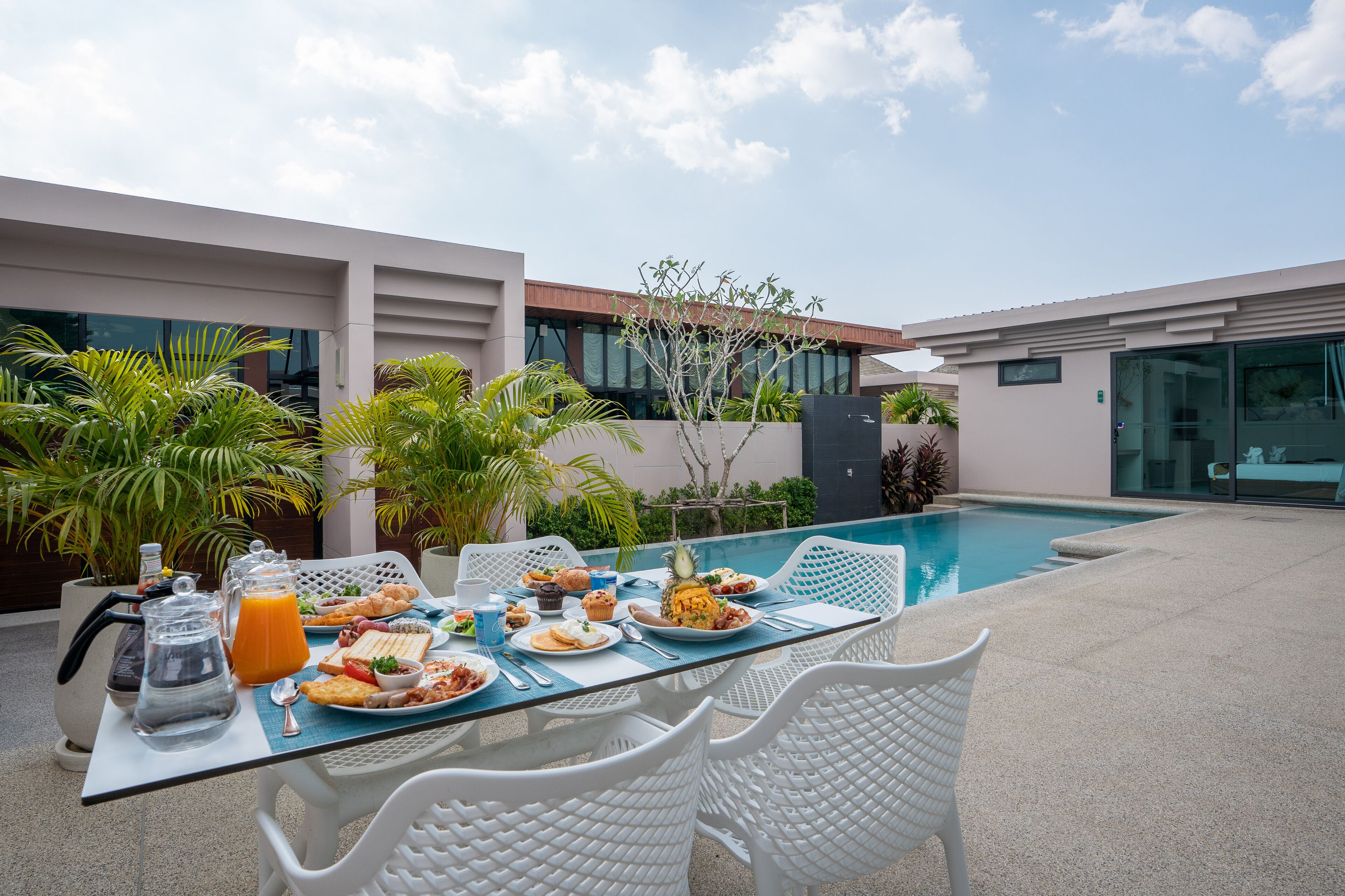 Gold Chariot Pool Villa