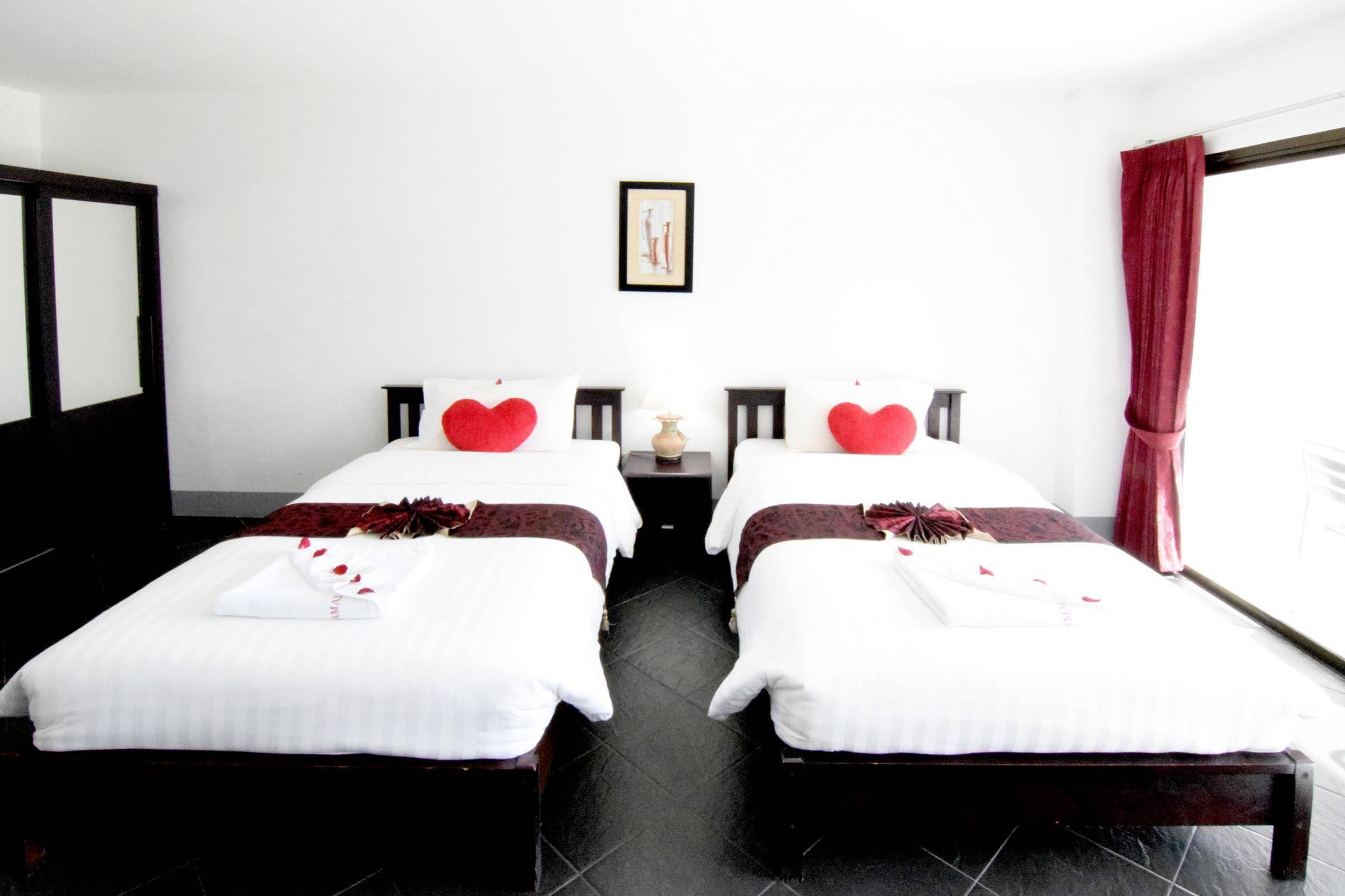 Dengs Kamala Beach Resort & Restaurant