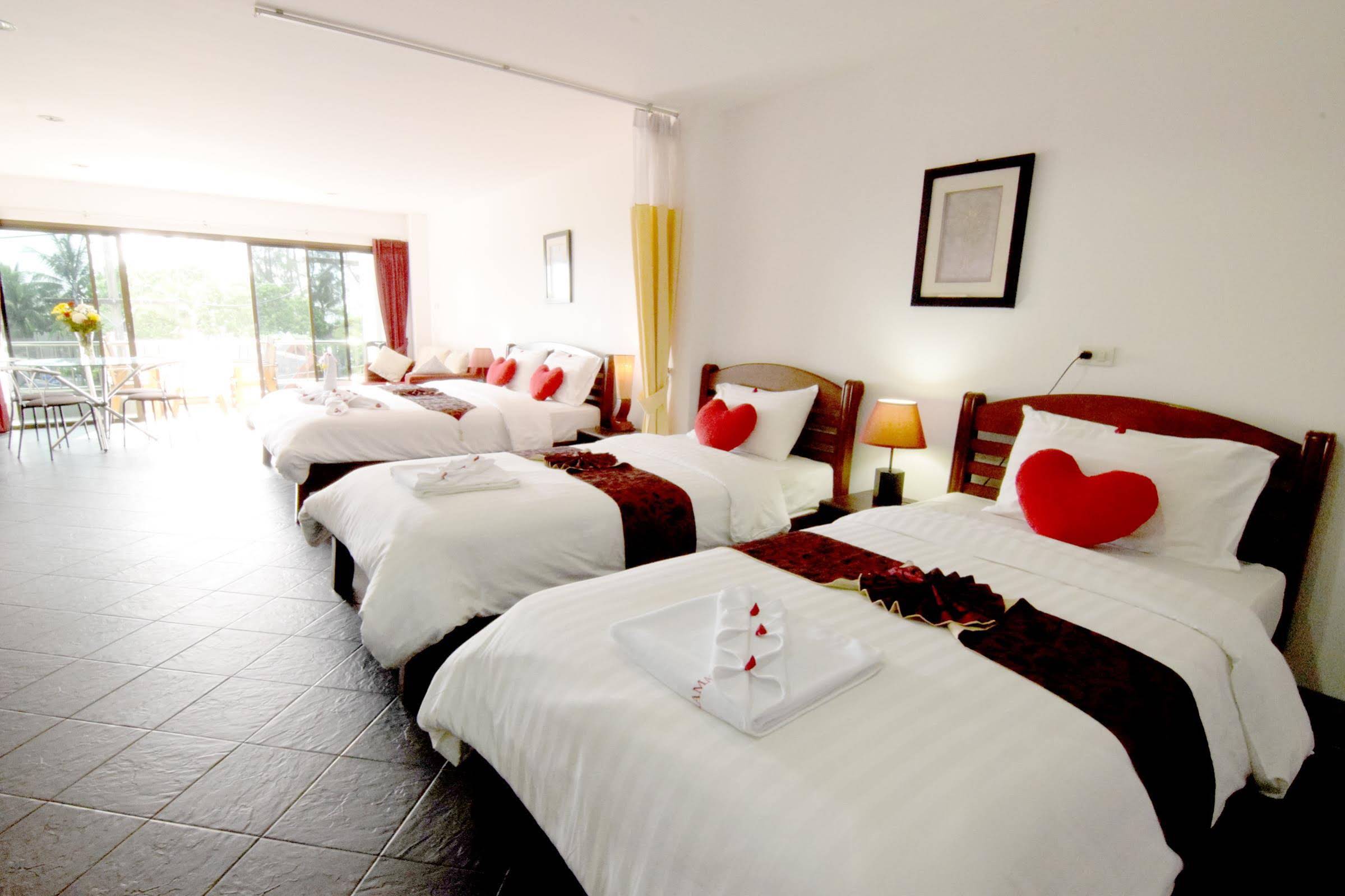 Dengs Kamala Beach Resort & Restaurant