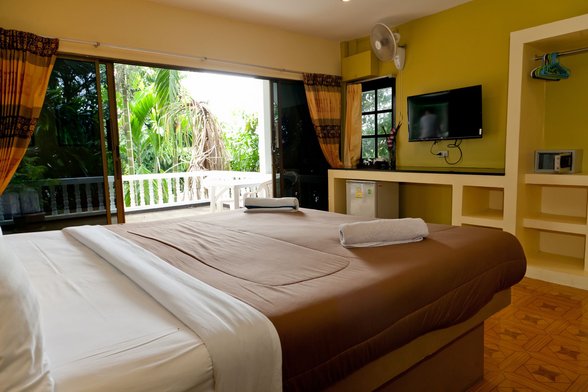 Fullmoon Beach Resort