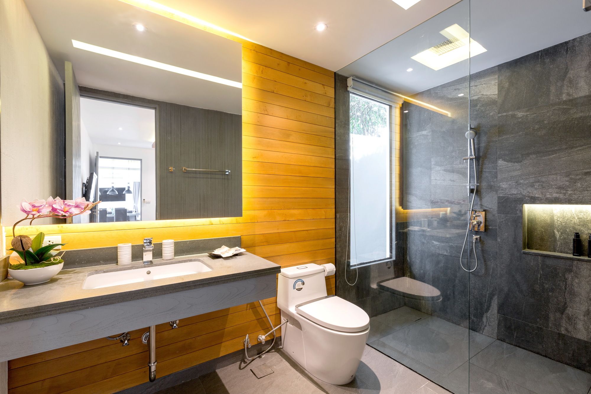 Karon Beach Pool Villas