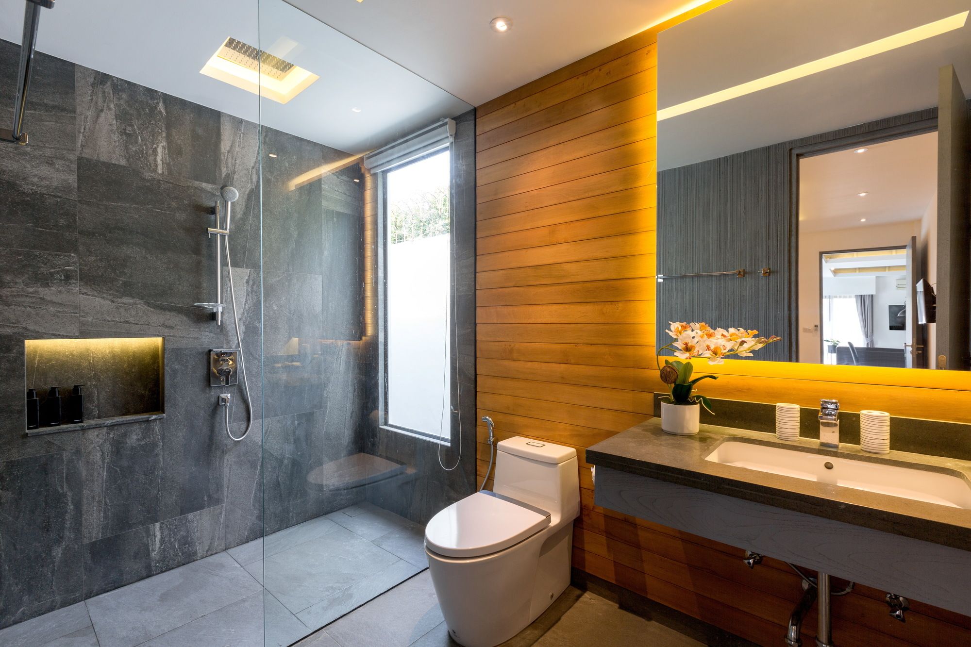 Karon Beach Pool Villas