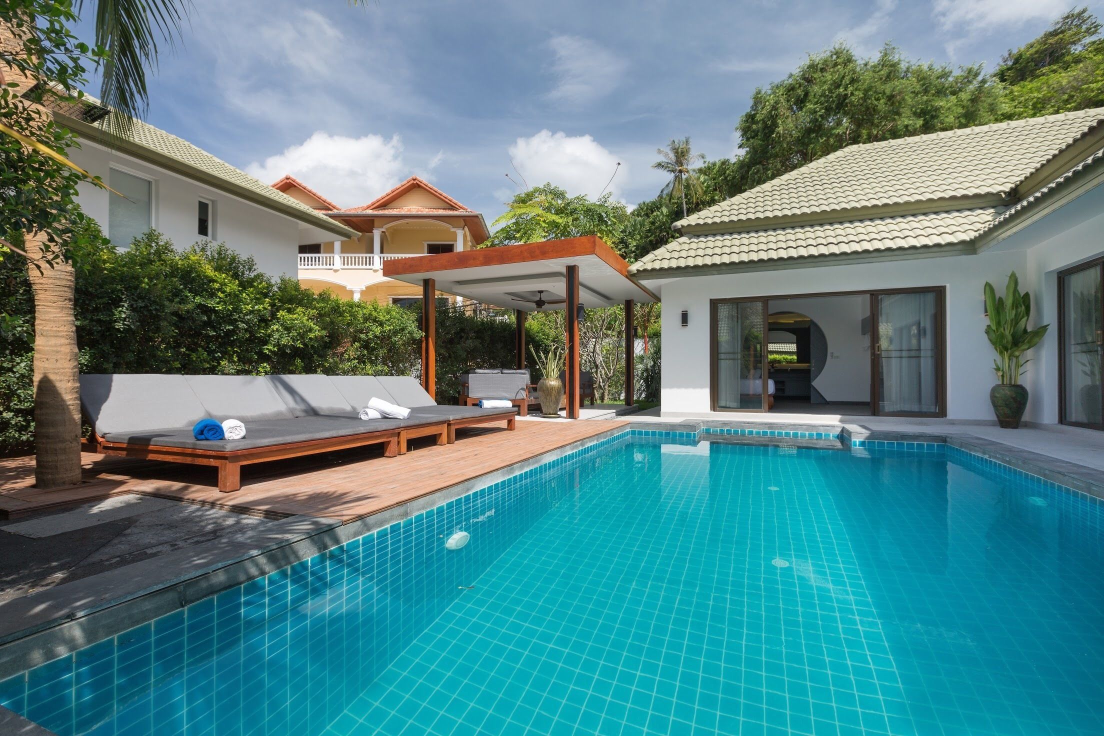 Karon Beach Pool Villas