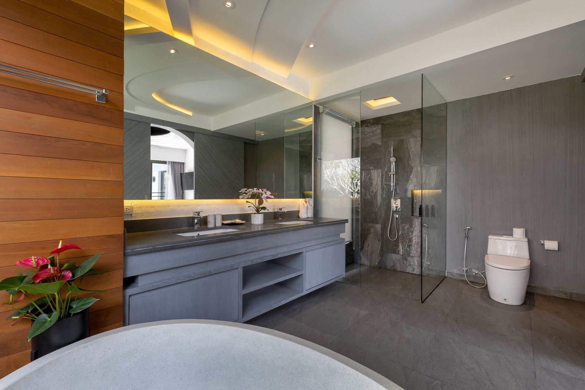 Karon Beach Pool Villas