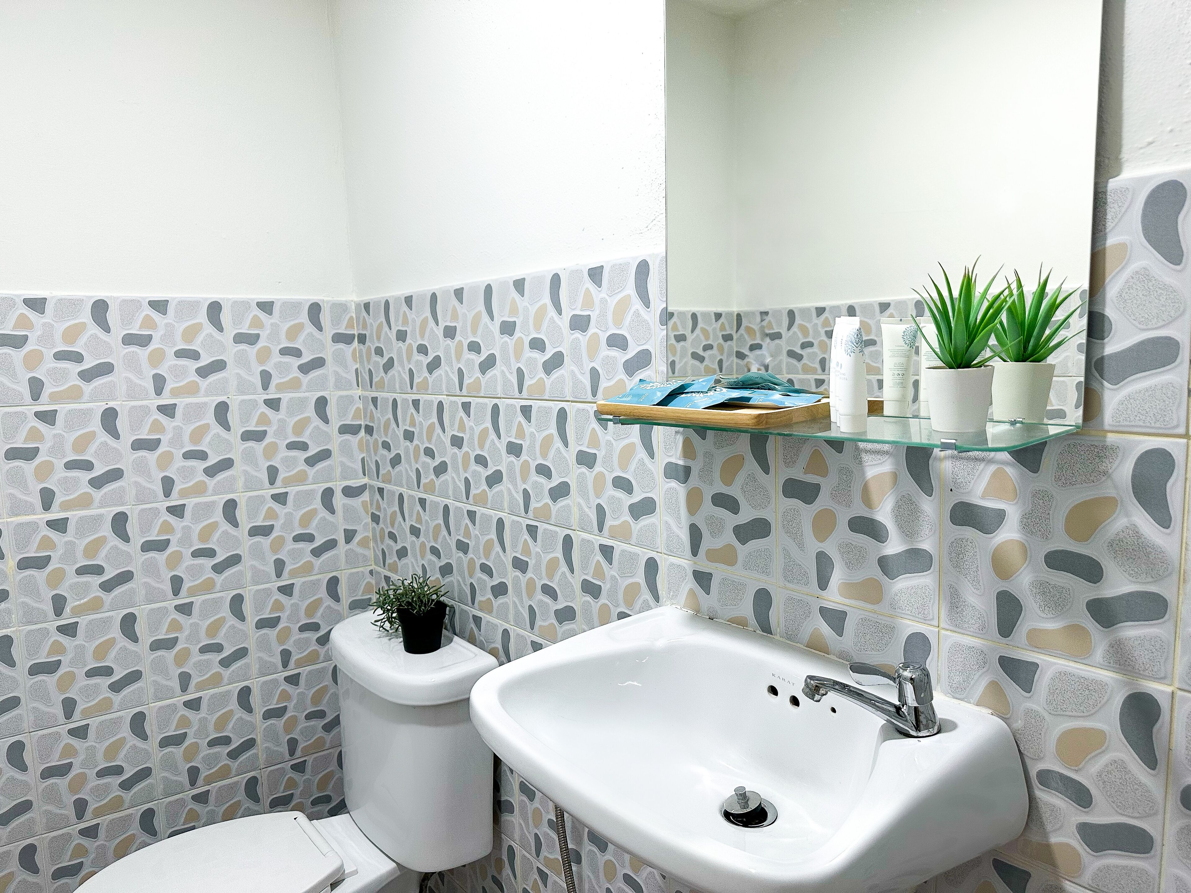 Montana Hotel & Hostel