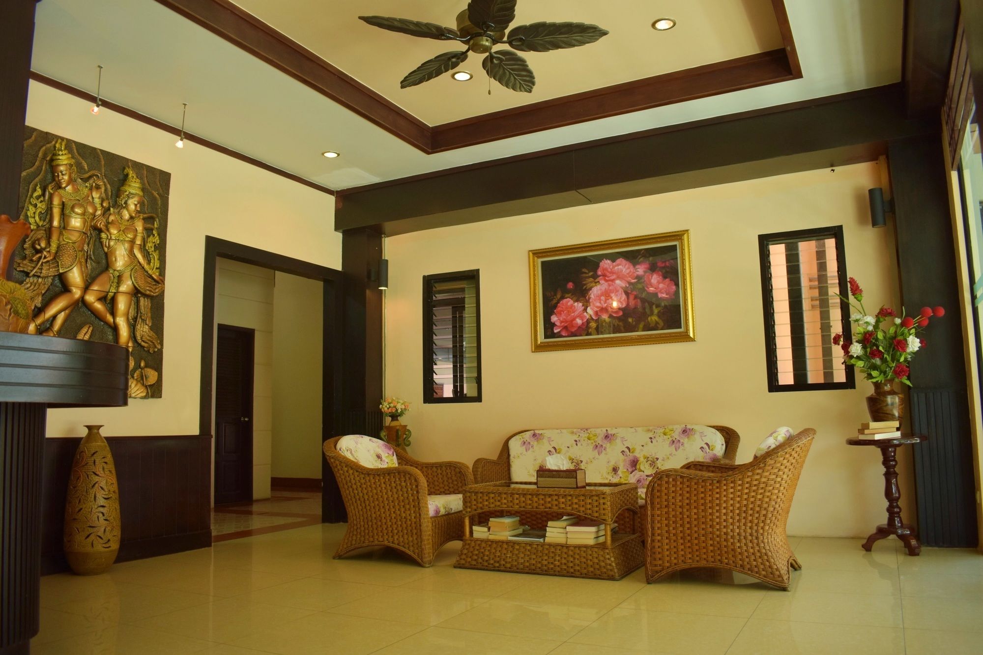 Outdoor Inn Kata Hotel
