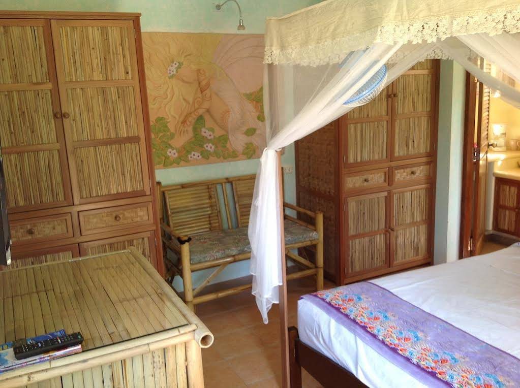 Aree's Lagoon House