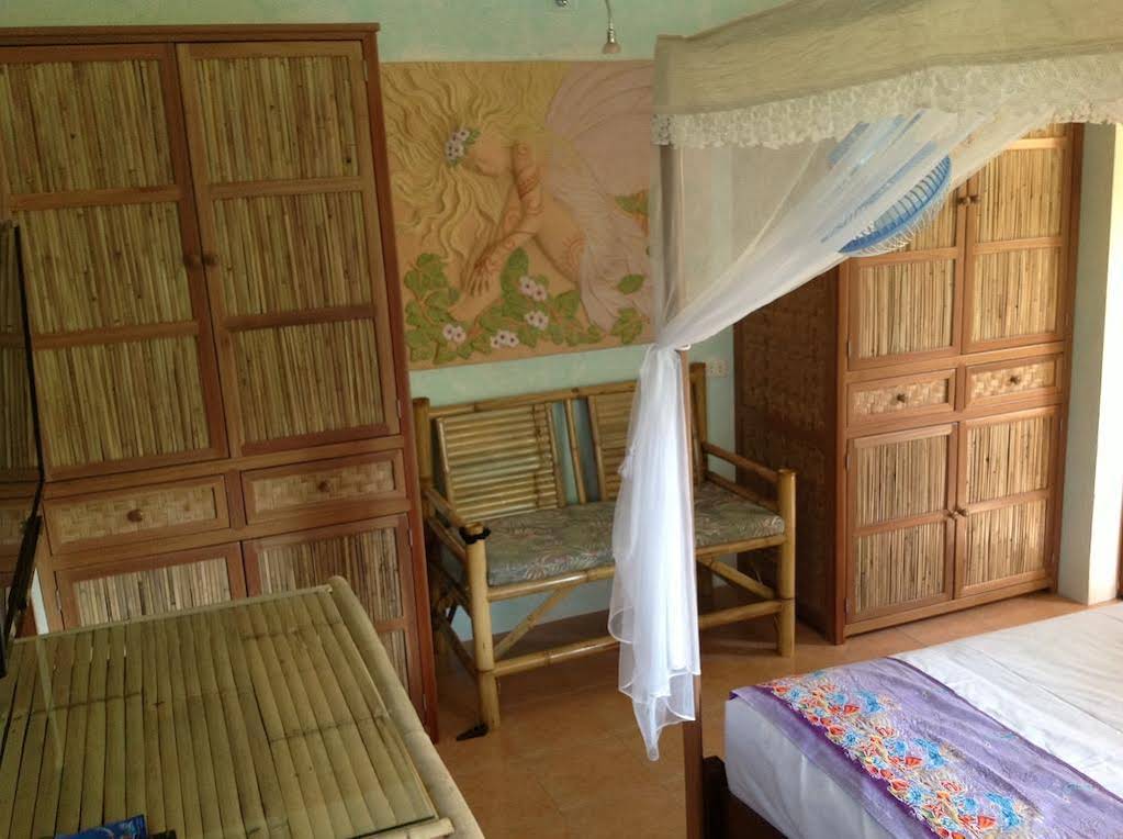 Aree's Lagoon House