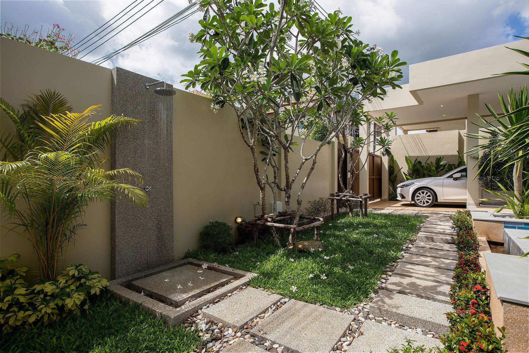 Shanti Estate by Tropiclook