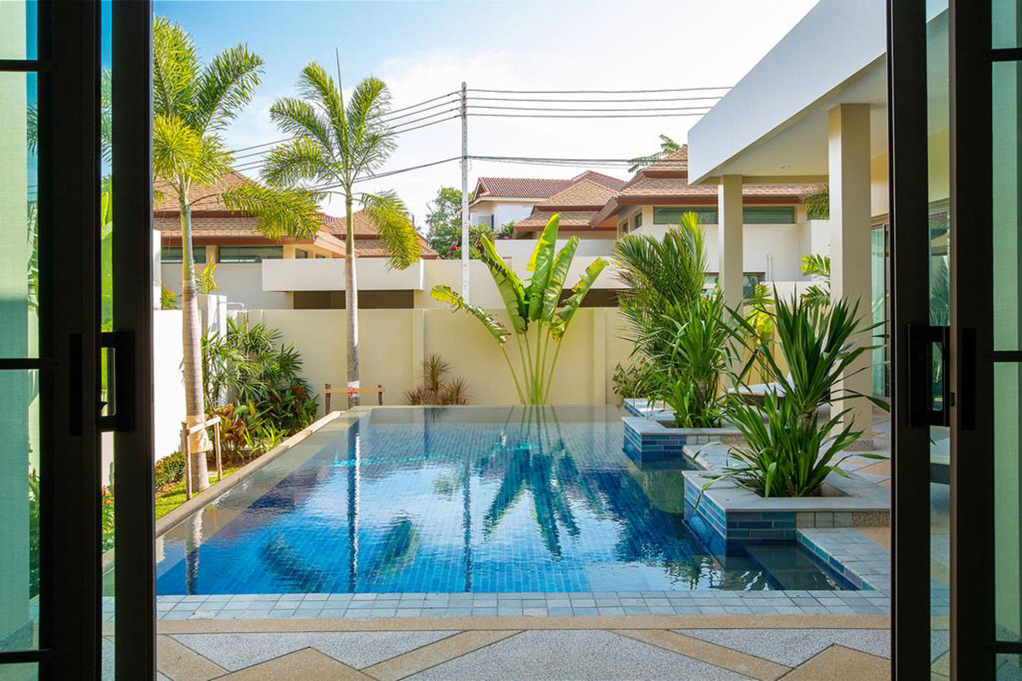 Shanti Estate by Tropiclook