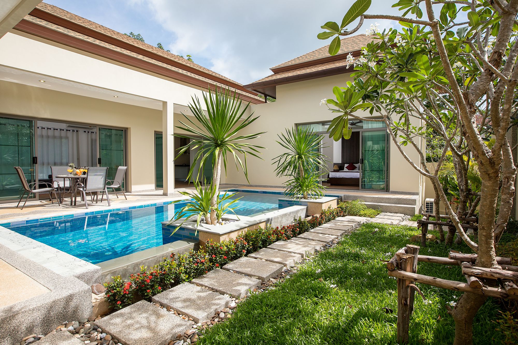 Shanti Estate by Tropiclook