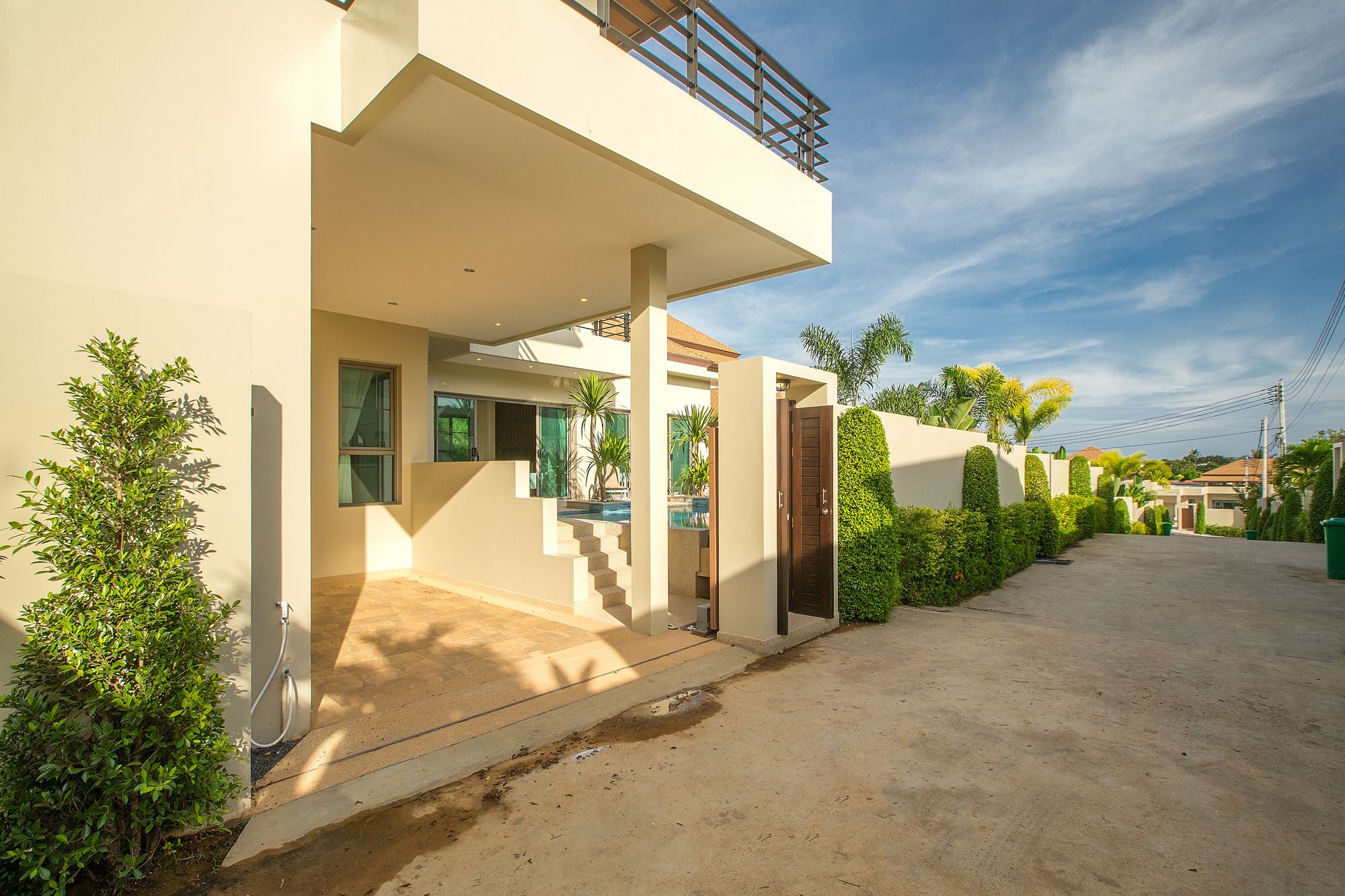 Shanti Estate by Tropiclook