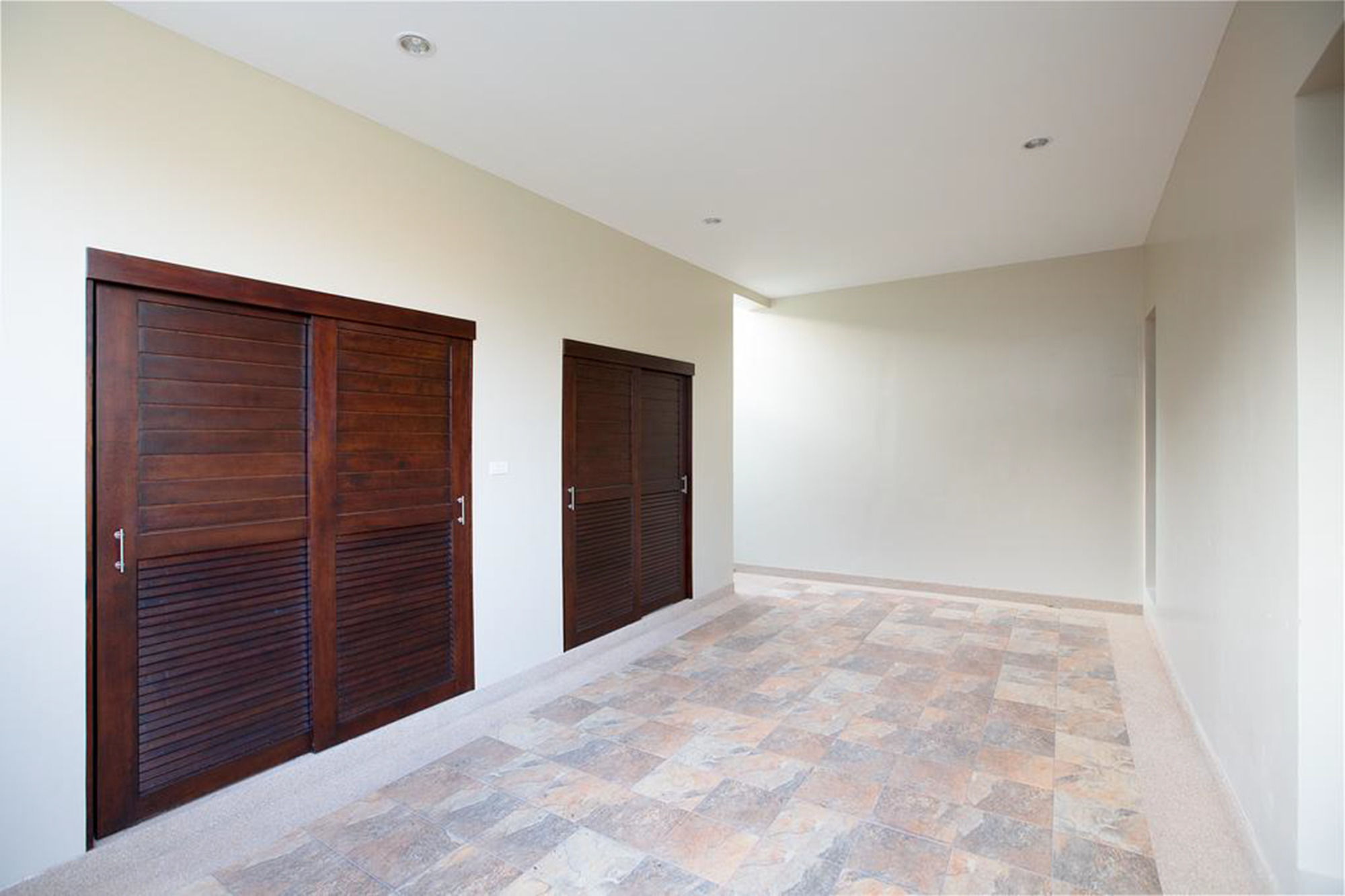 Shanti Estate by Tropiclook