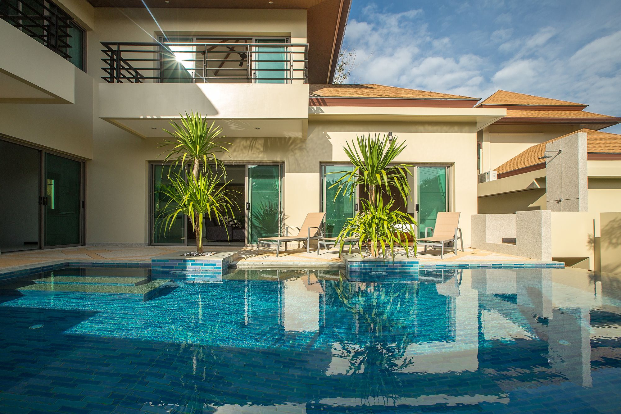 Shanti Estate by Tropiclook