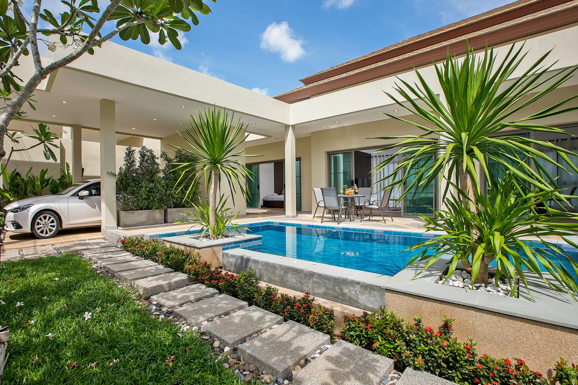 Shanti Estate by Tropiclook