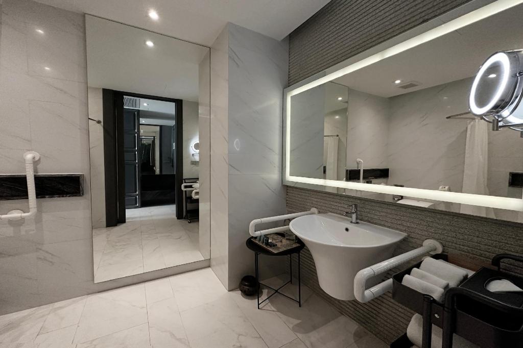 Wyndham Grand Nai Harn Beach Phuket