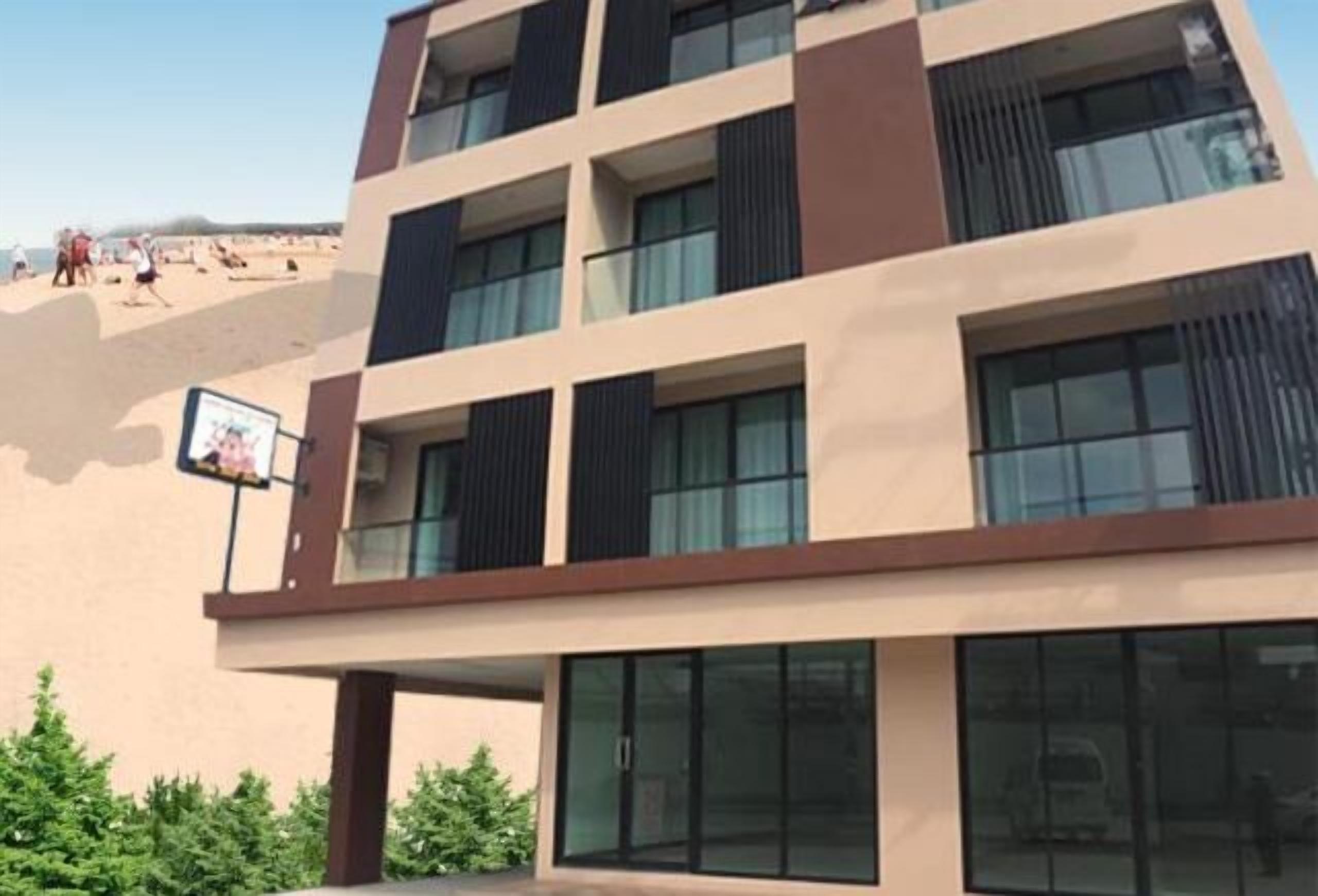 Louis' Runway View Hotel