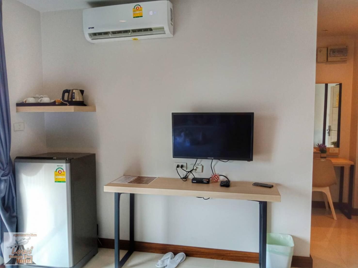 Louis' Runway View Hotel