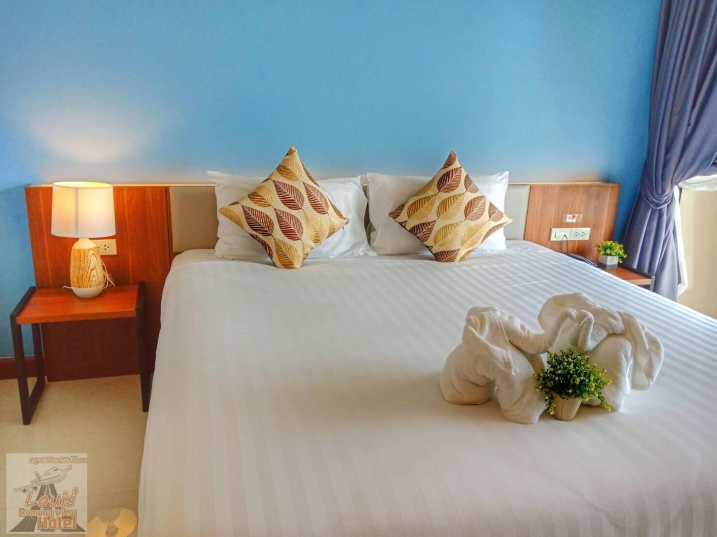 Louis' Runway View Hotel