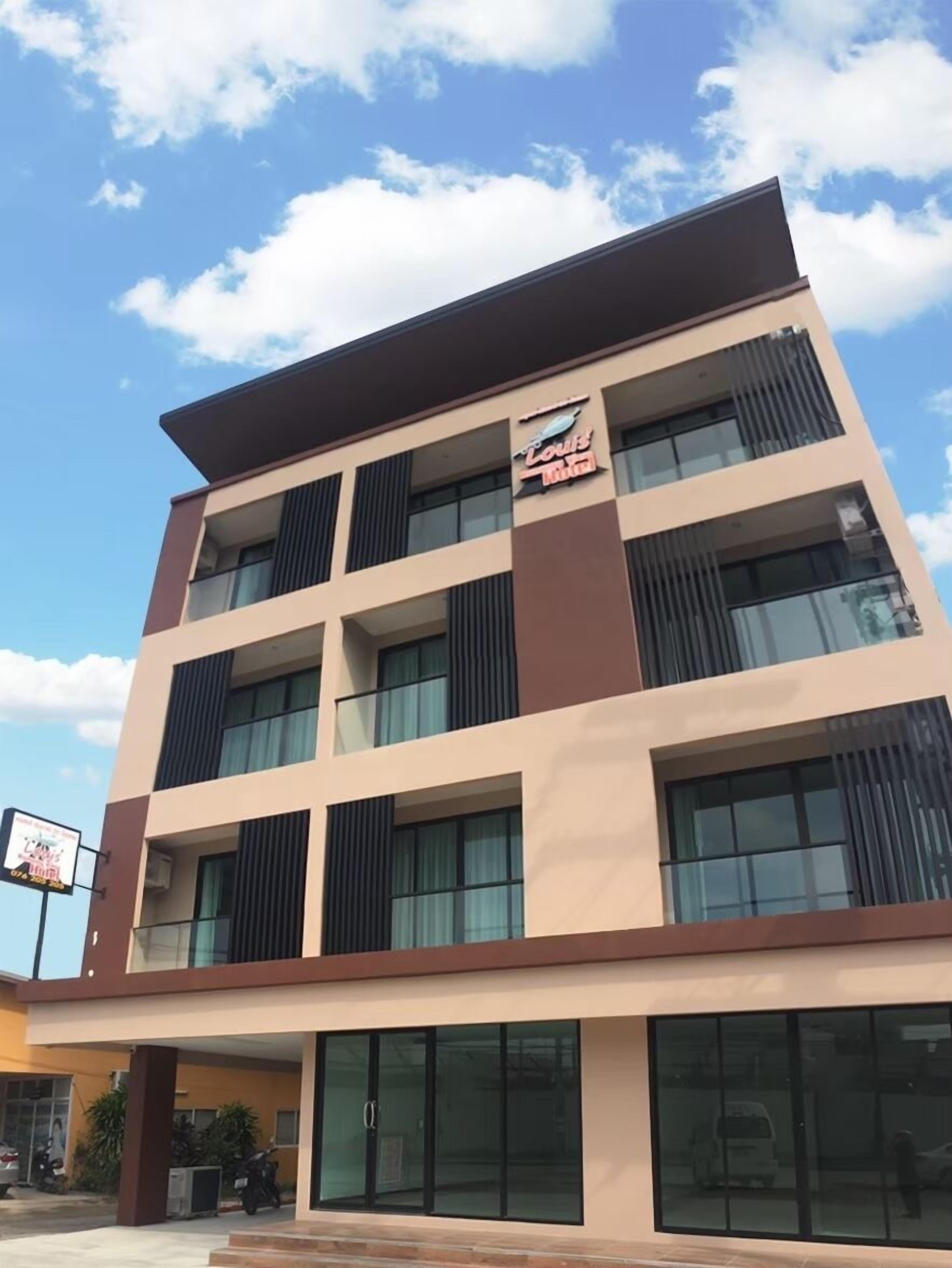 Louis' Runway View Hotel