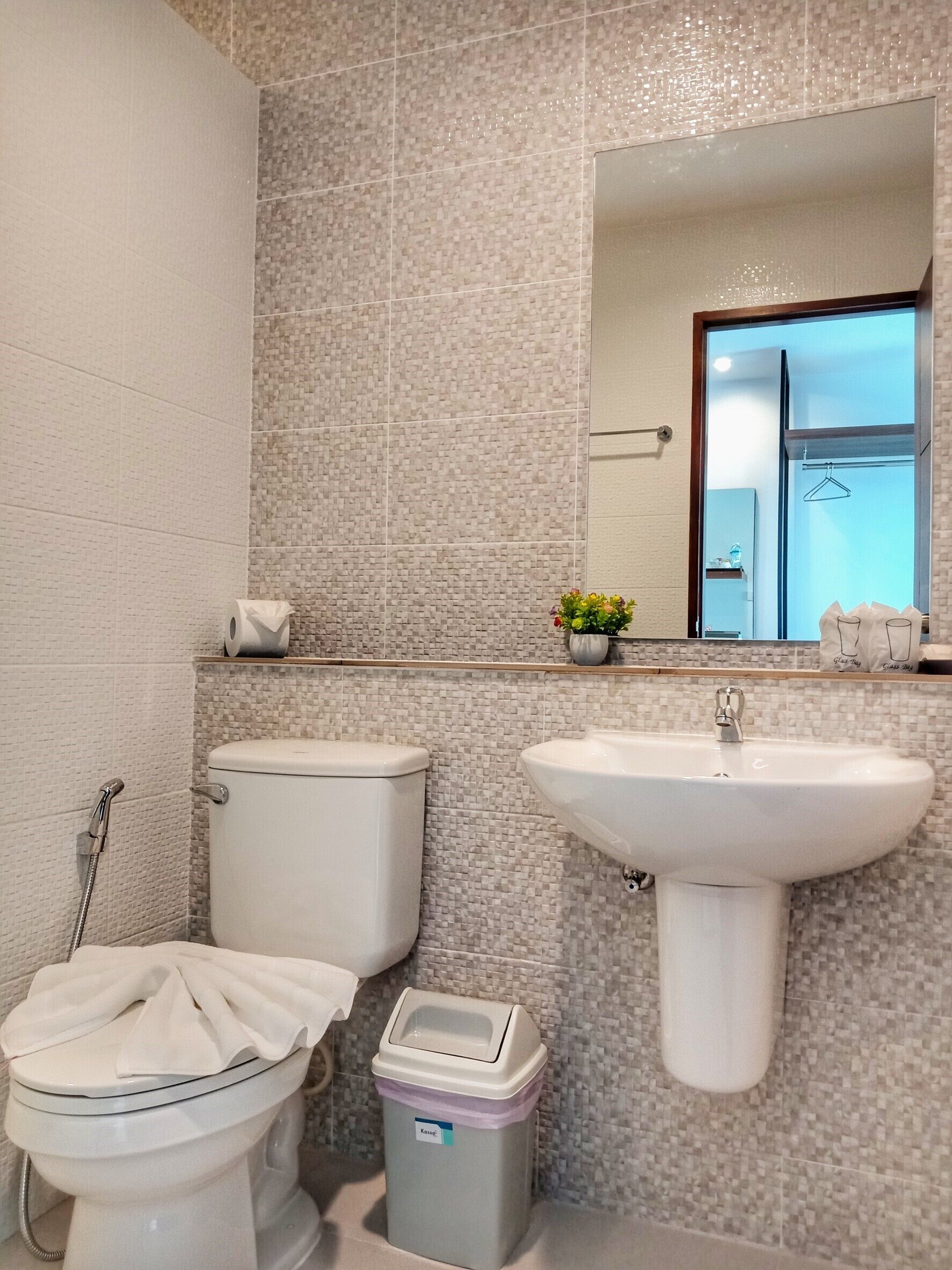 Louis' Runway View Hotel