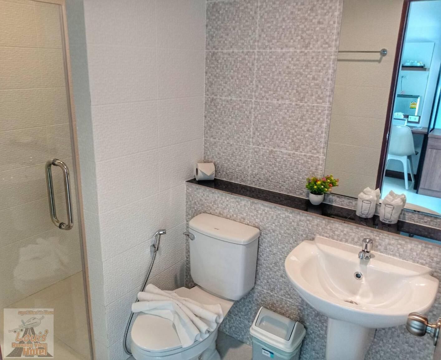 Louis' Runway View Hotel