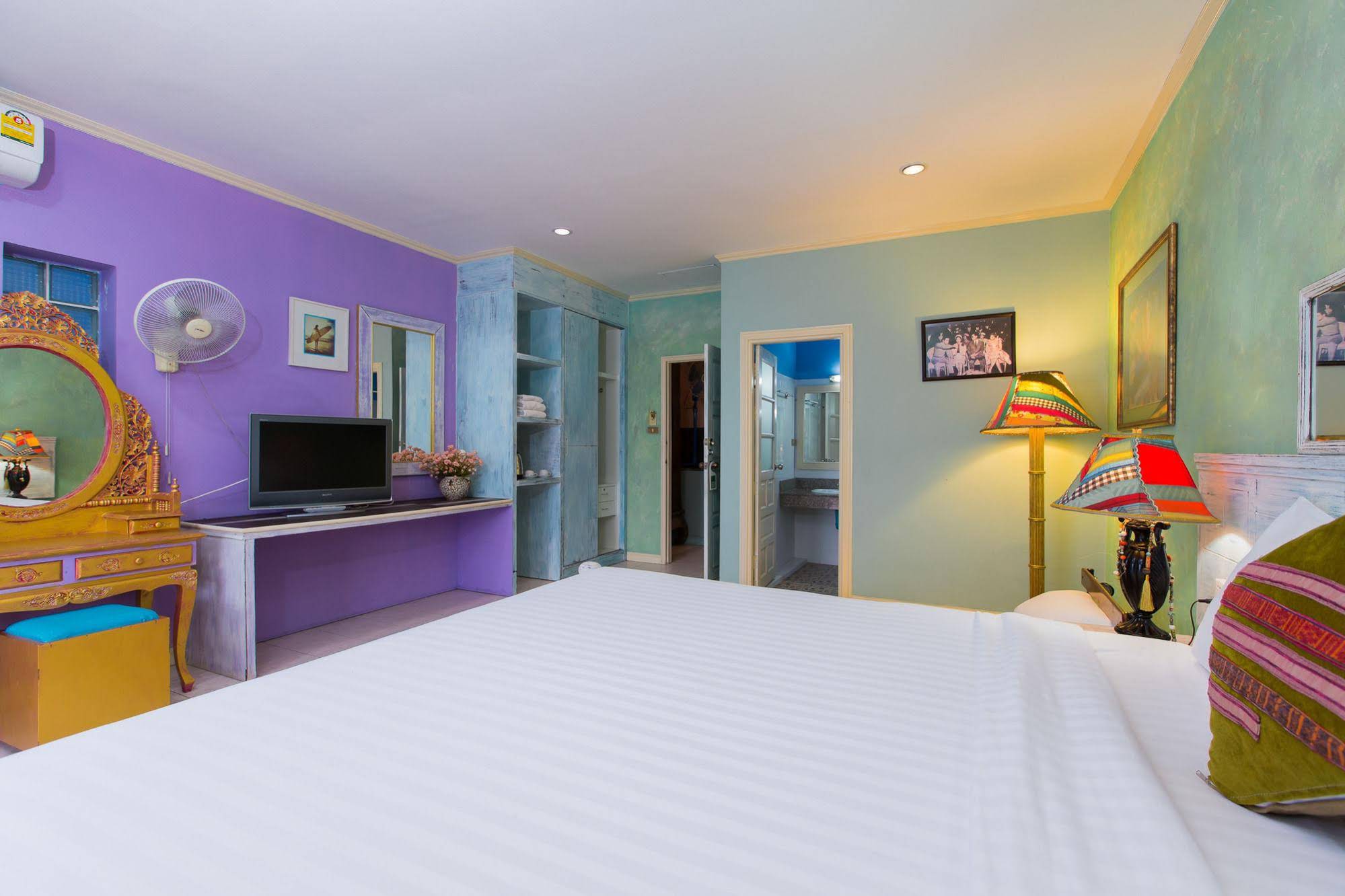 Barefoot Hotel Kalim Beach Front