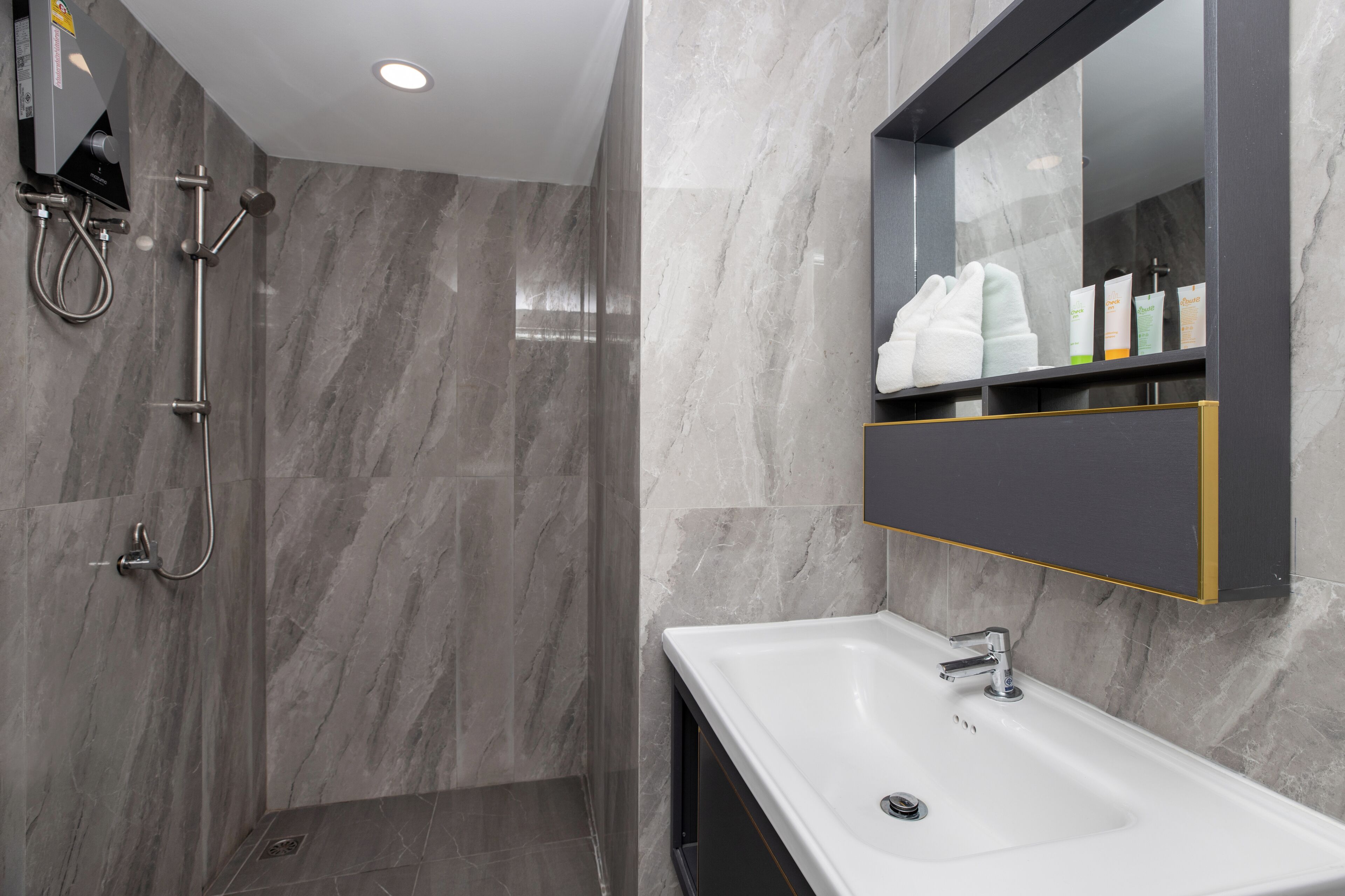 iCheck inn Darisa Patong