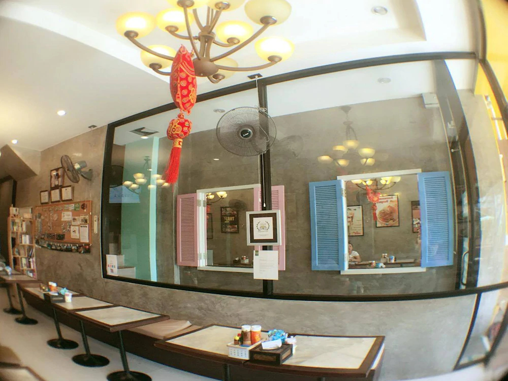 i-Kroon Cafe & Hotel