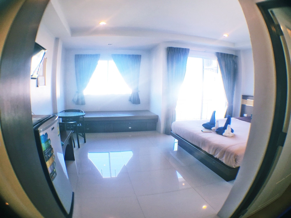 i-Kroon Cafe & Hotel