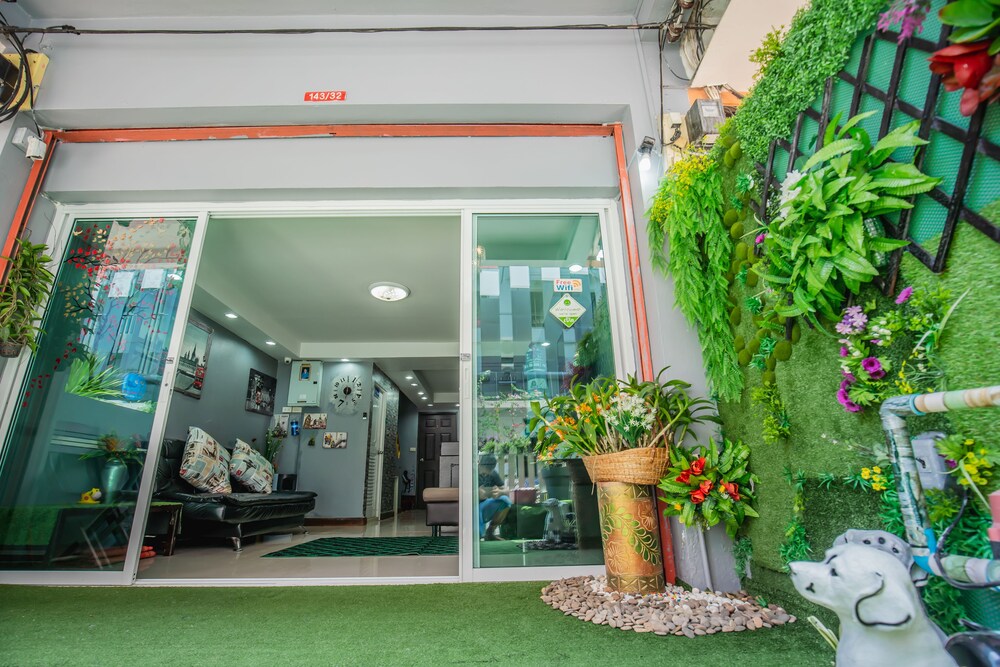Menulis Coolly House Patong