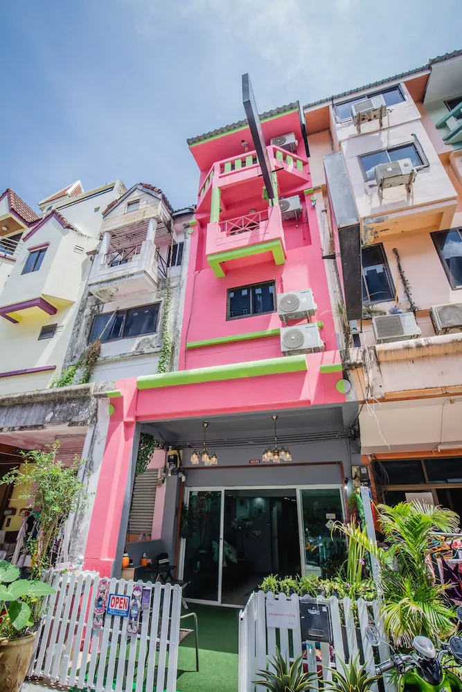 Menulis Coolly House Patong