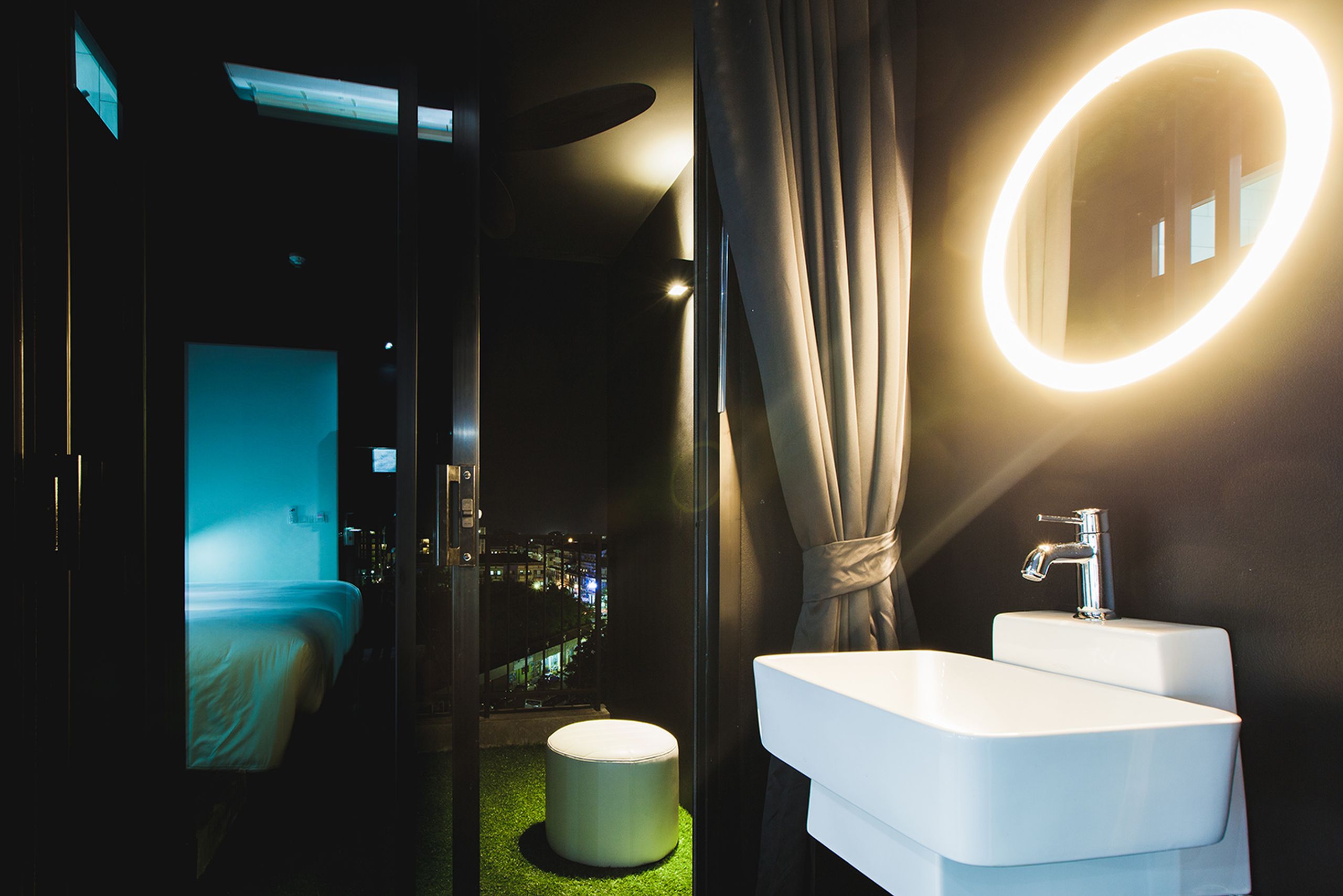Blu Monkey Hub and Hotel