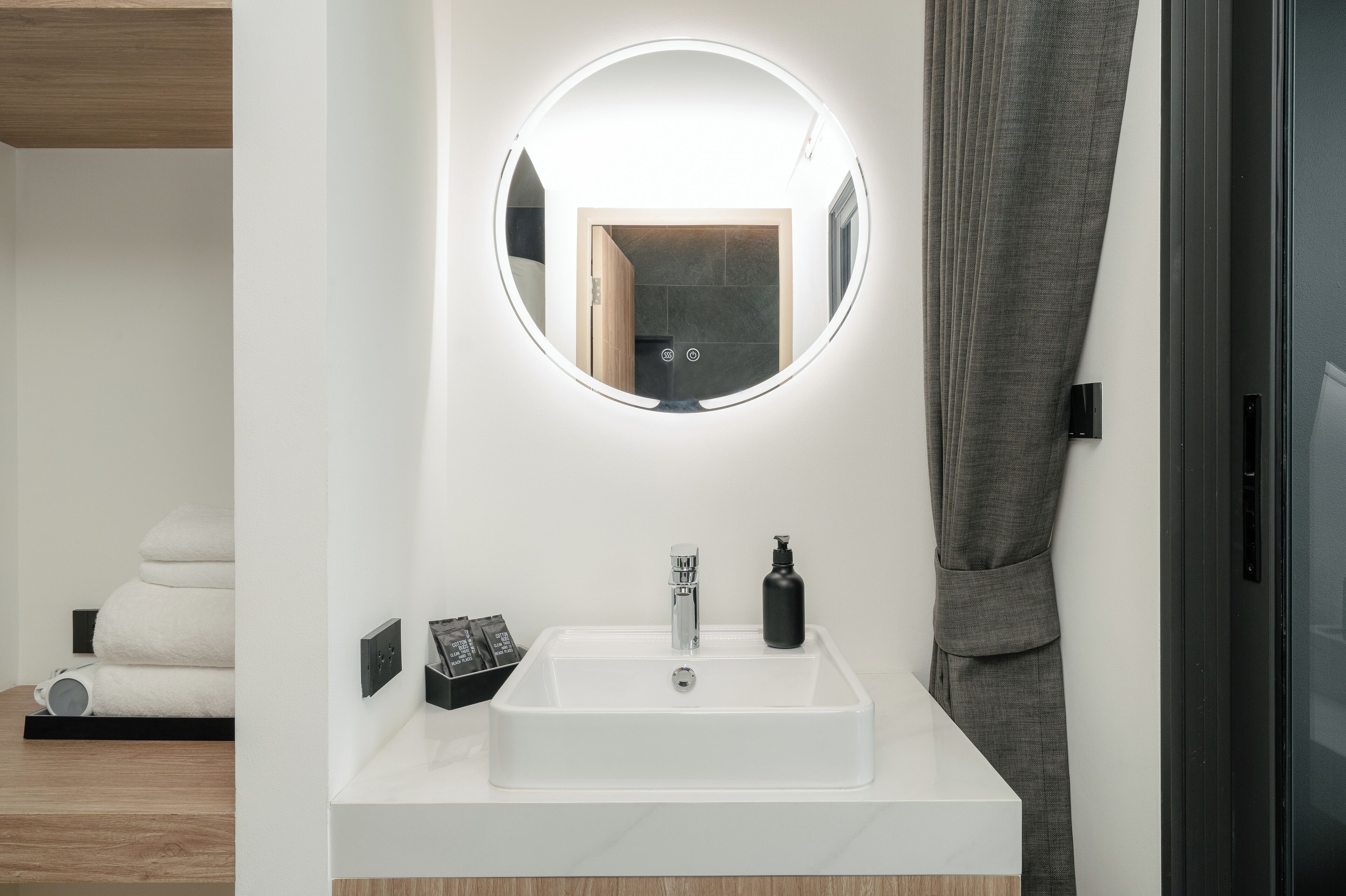 Blu Monkey Hub & Hotel