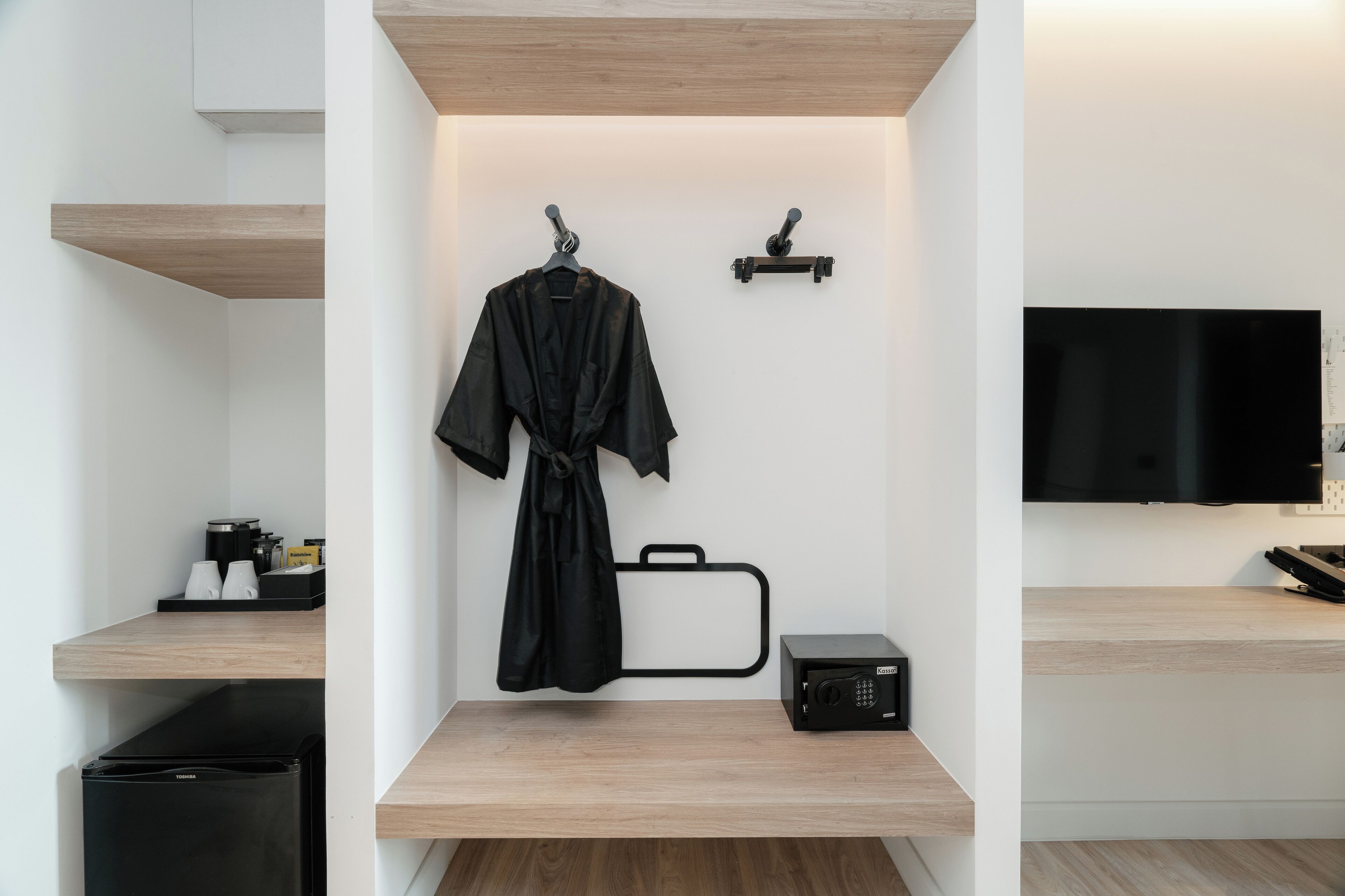 Blu Monkey Hub & Hotel