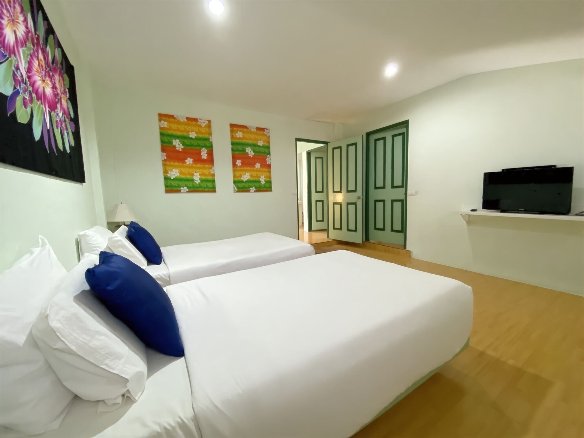 Cruiser Island Resort