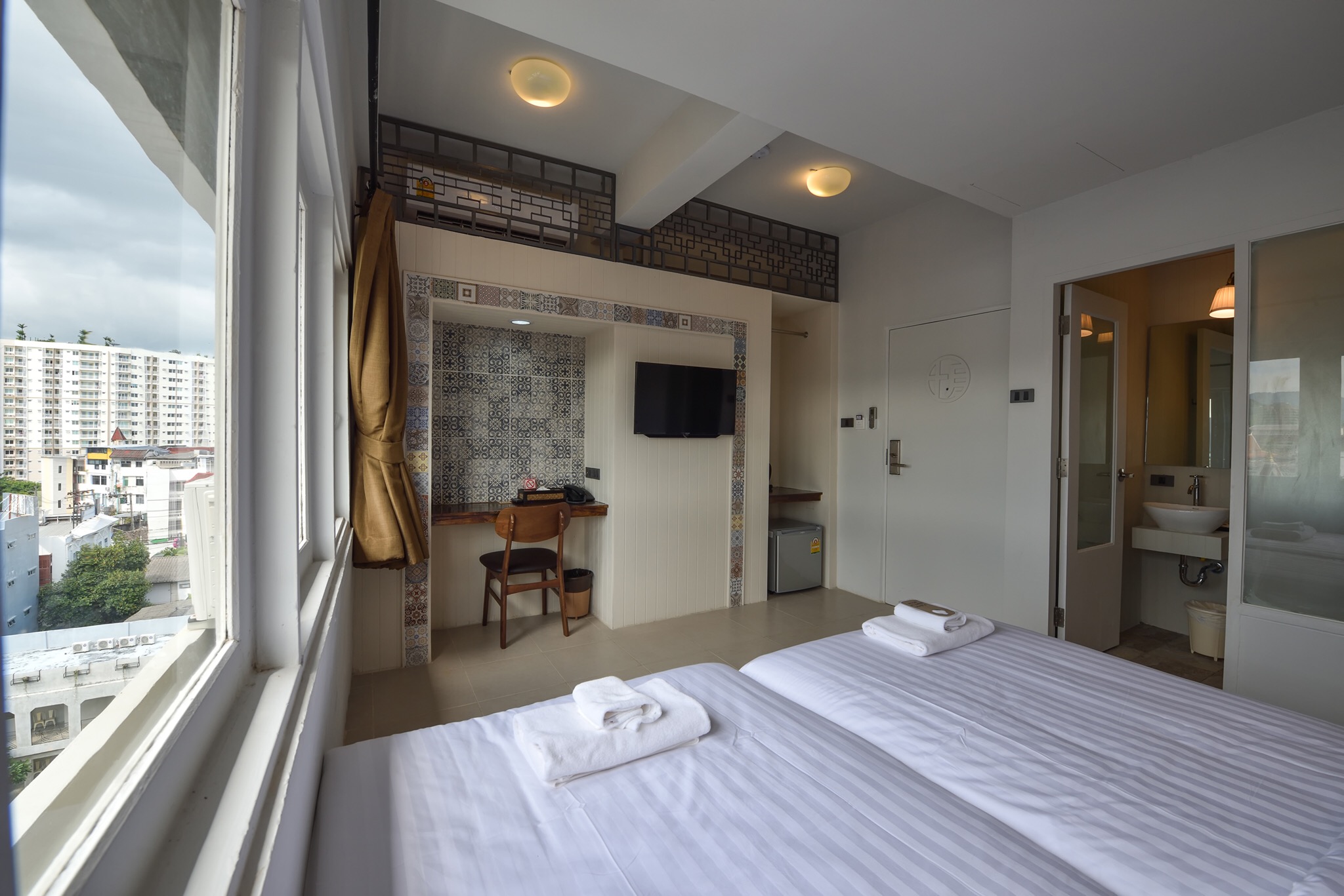 Hotel October