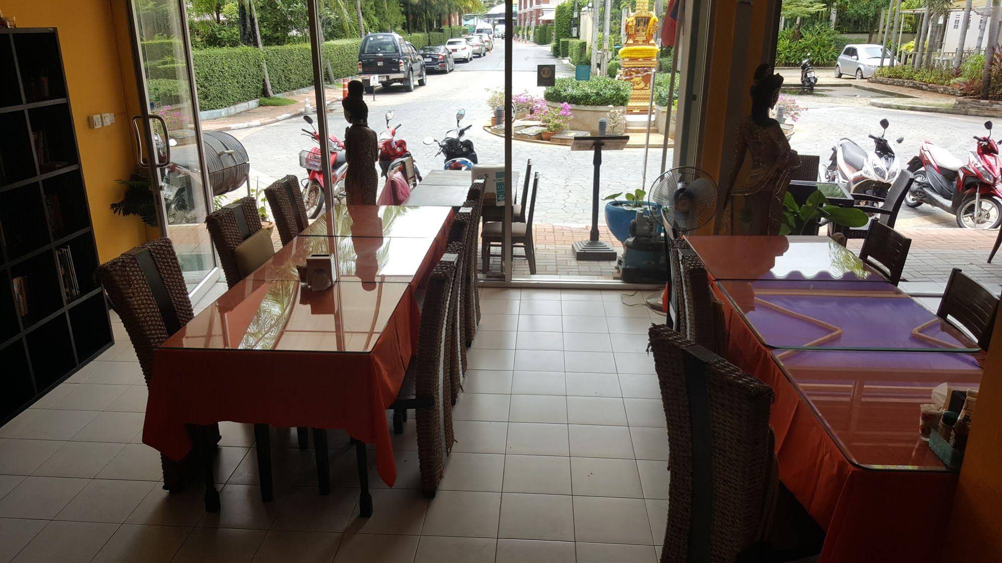 Pitstop Restaurant and Guesthouse